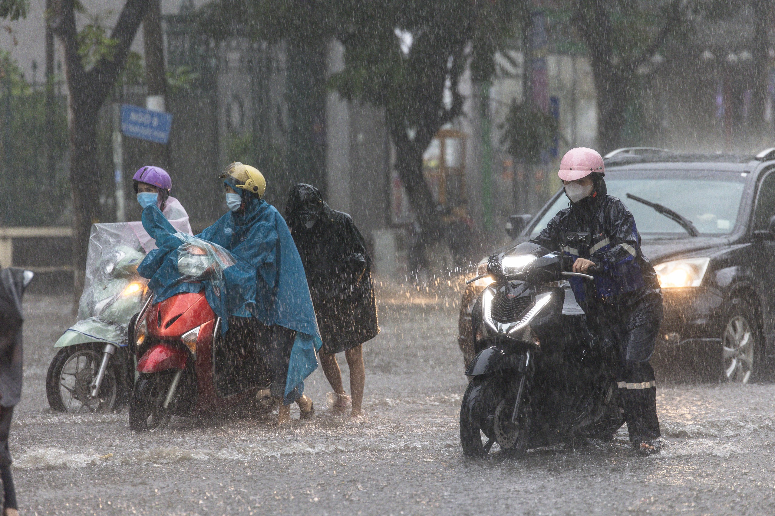 Hà Nội chìm trong 'biển nước', xe chết máy la liệt- Ảnh 3.