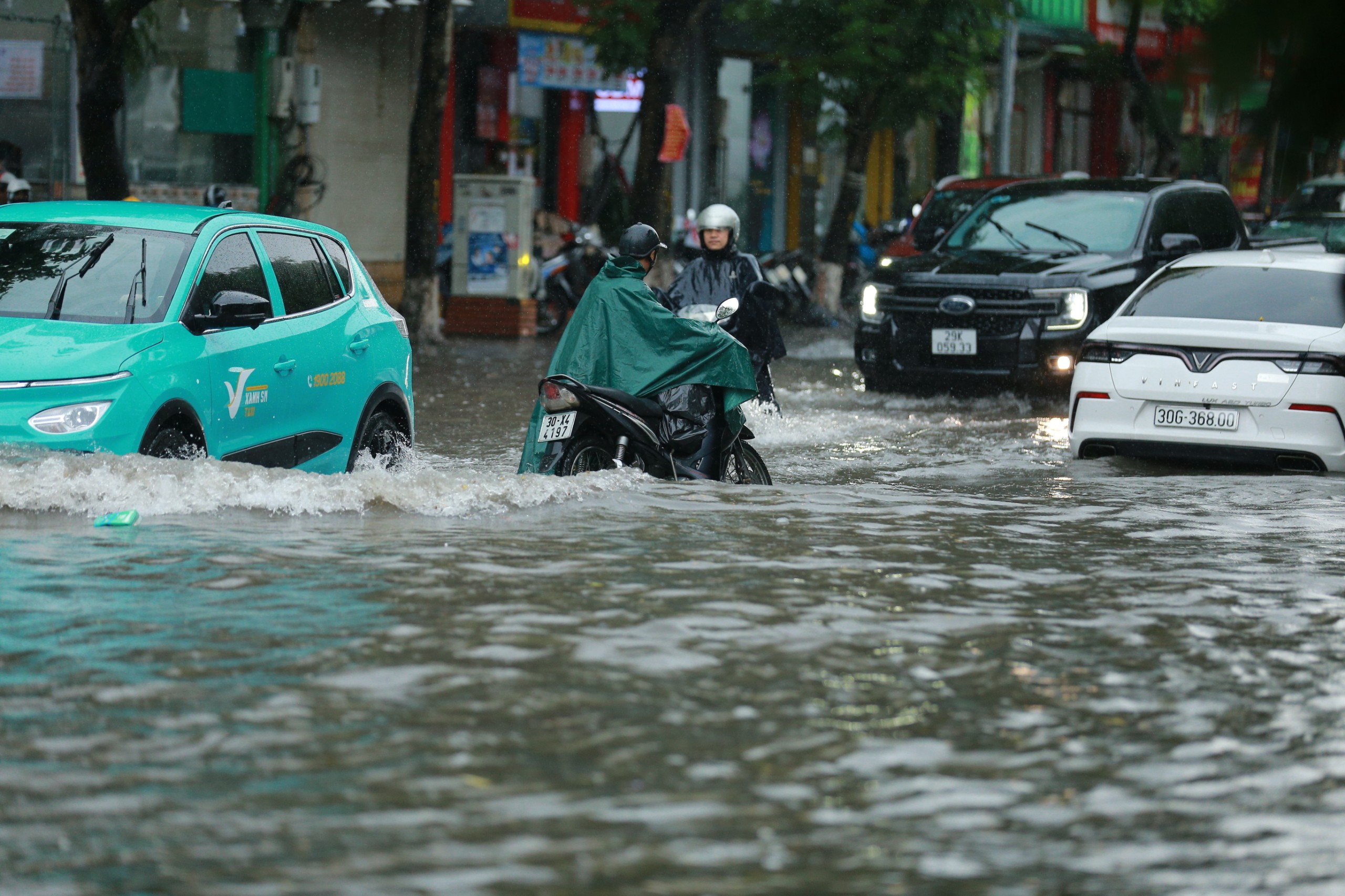 Hà Nội chìm trong 'biển nước', xe chết máy la liệt- Ảnh 5.