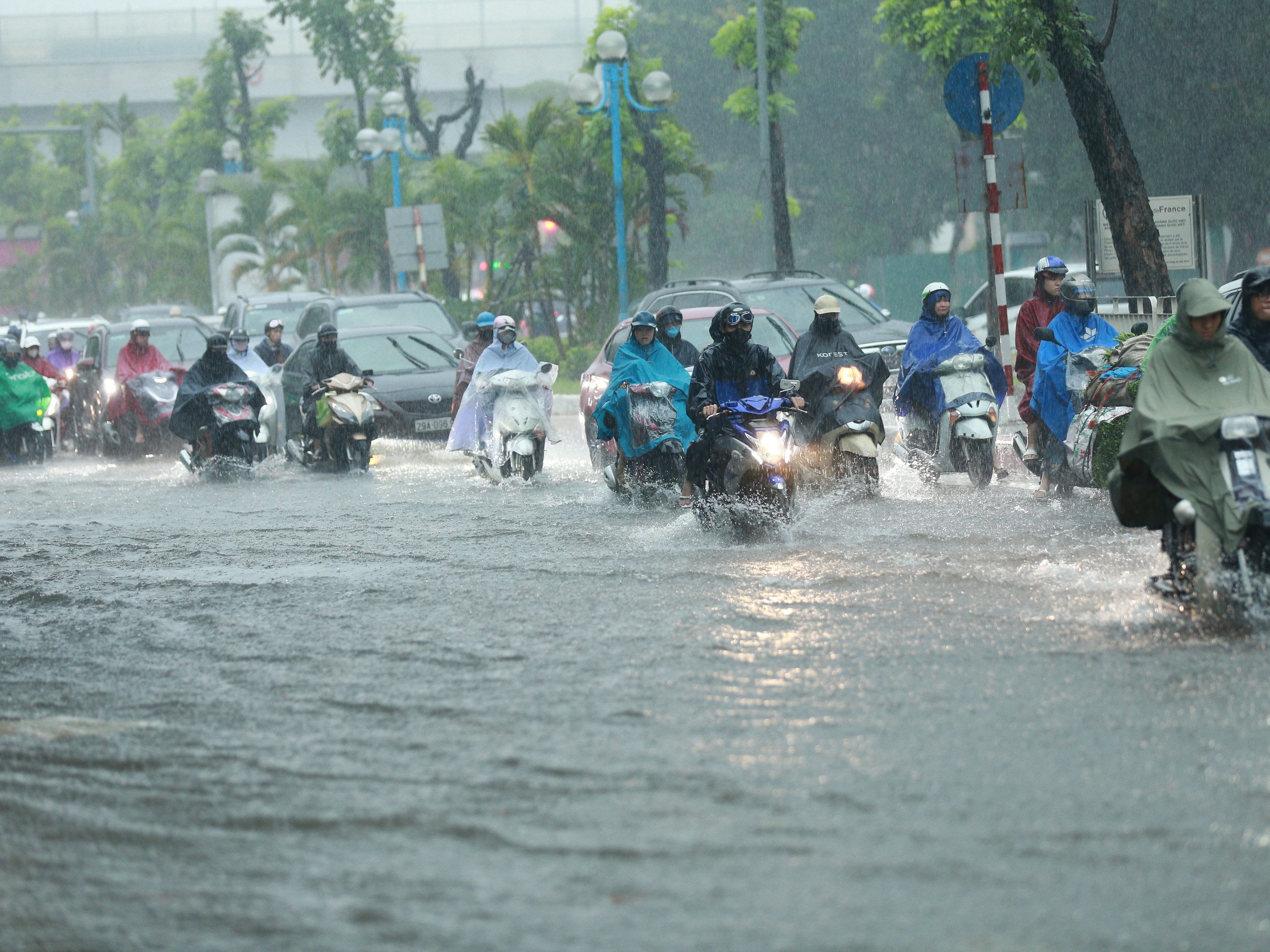 Hà Nội chìm trong 'biển nước', xe chết máy la liệt- Ảnh 4.