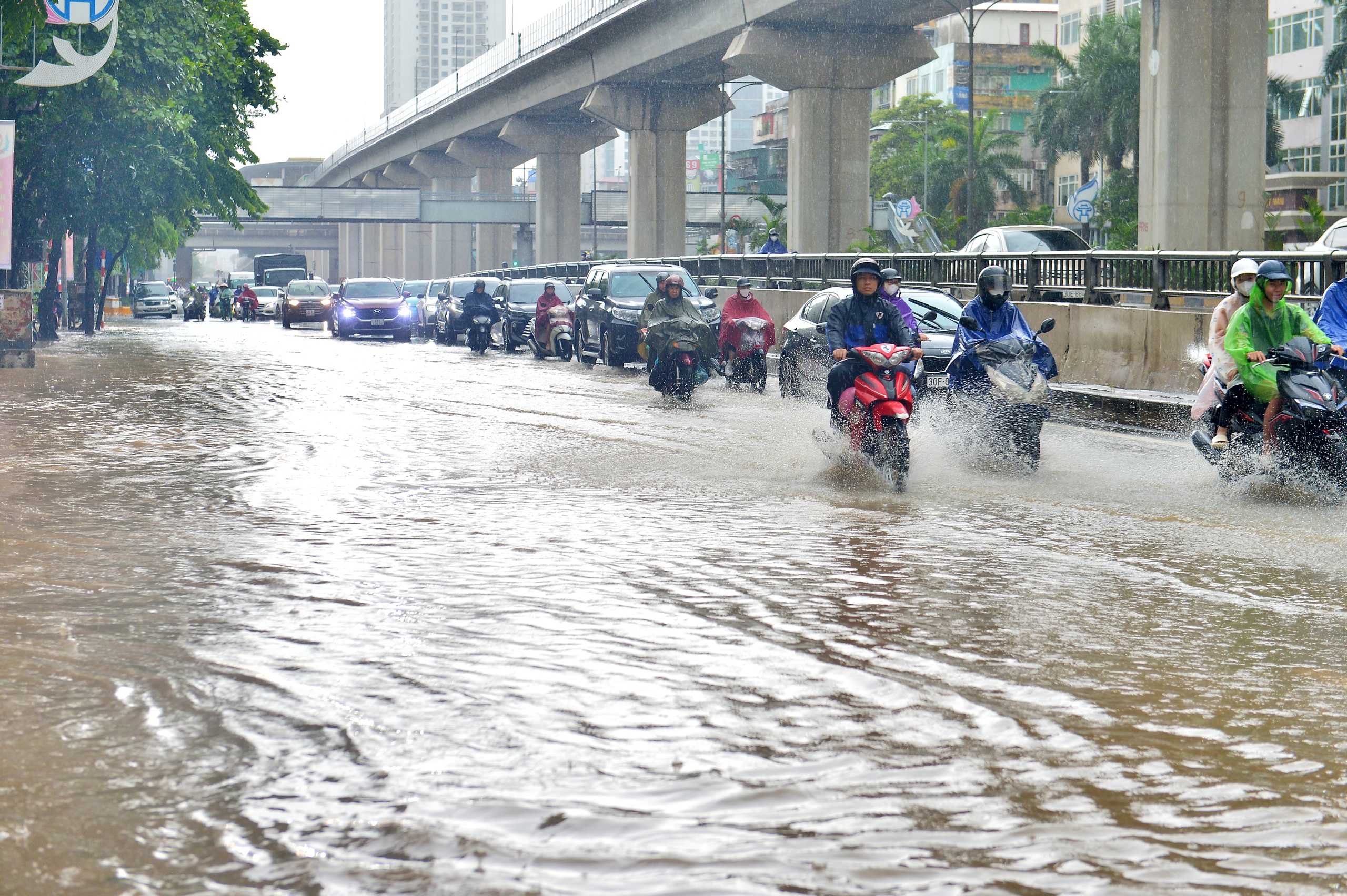 Hà Nội chìm trong 'biển nước', xe chết máy la liệt- Ảnh 6.