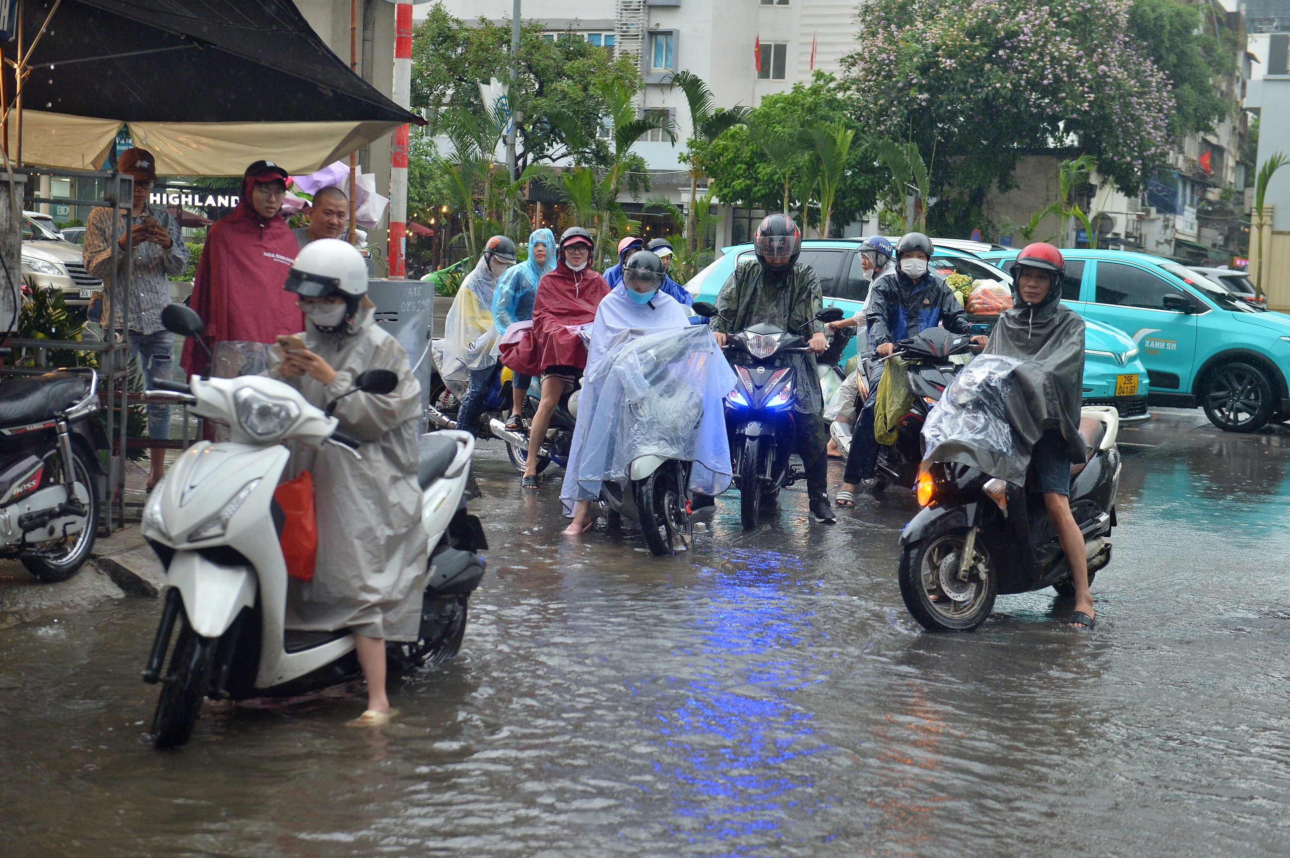 Hà Nội chìm trong 'biển nước', xe chết máy la liệt- Ảnh 11.