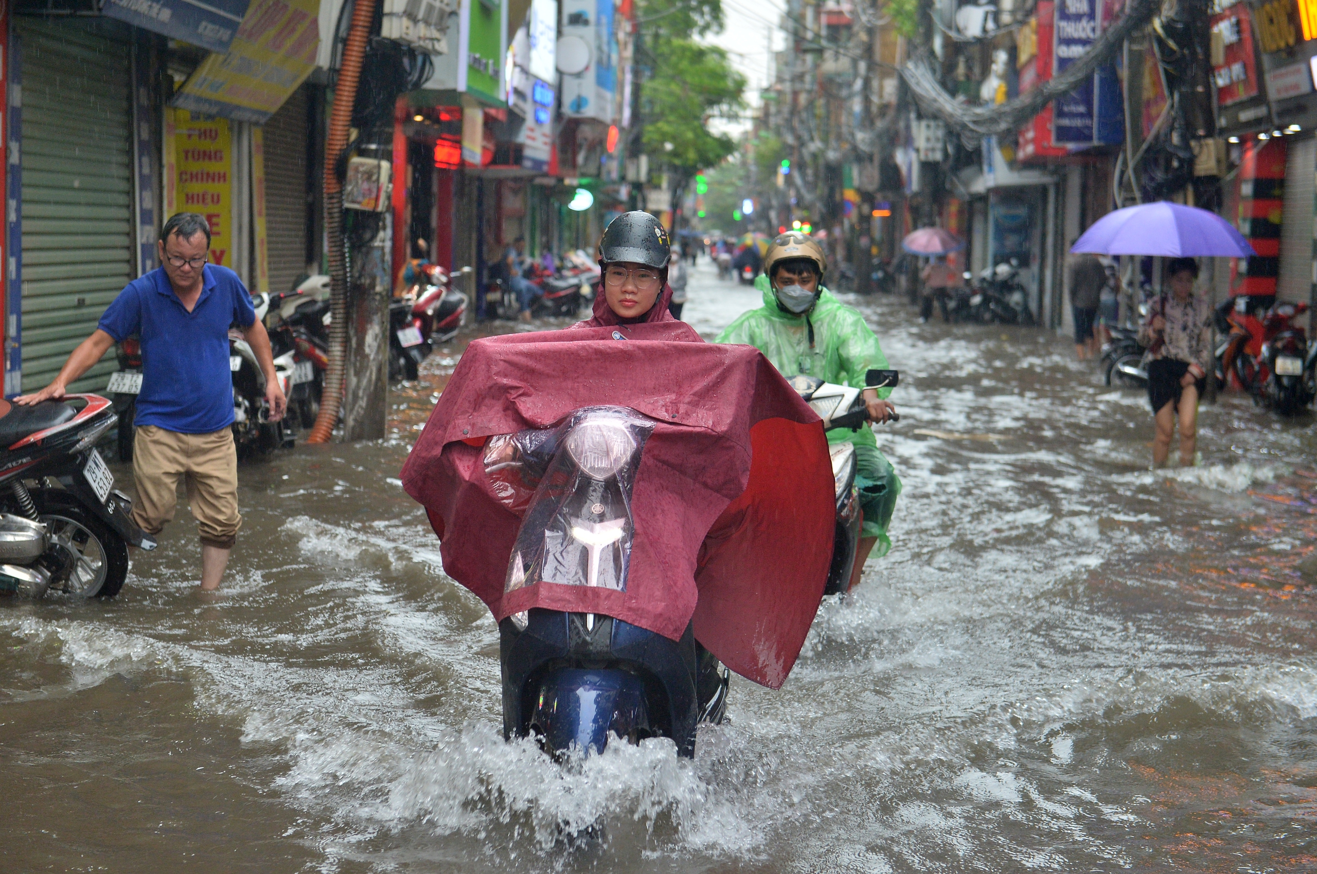 Hà Nội chìm trong 'biển nước', xe chết máy la liệt- Ảnh 7.