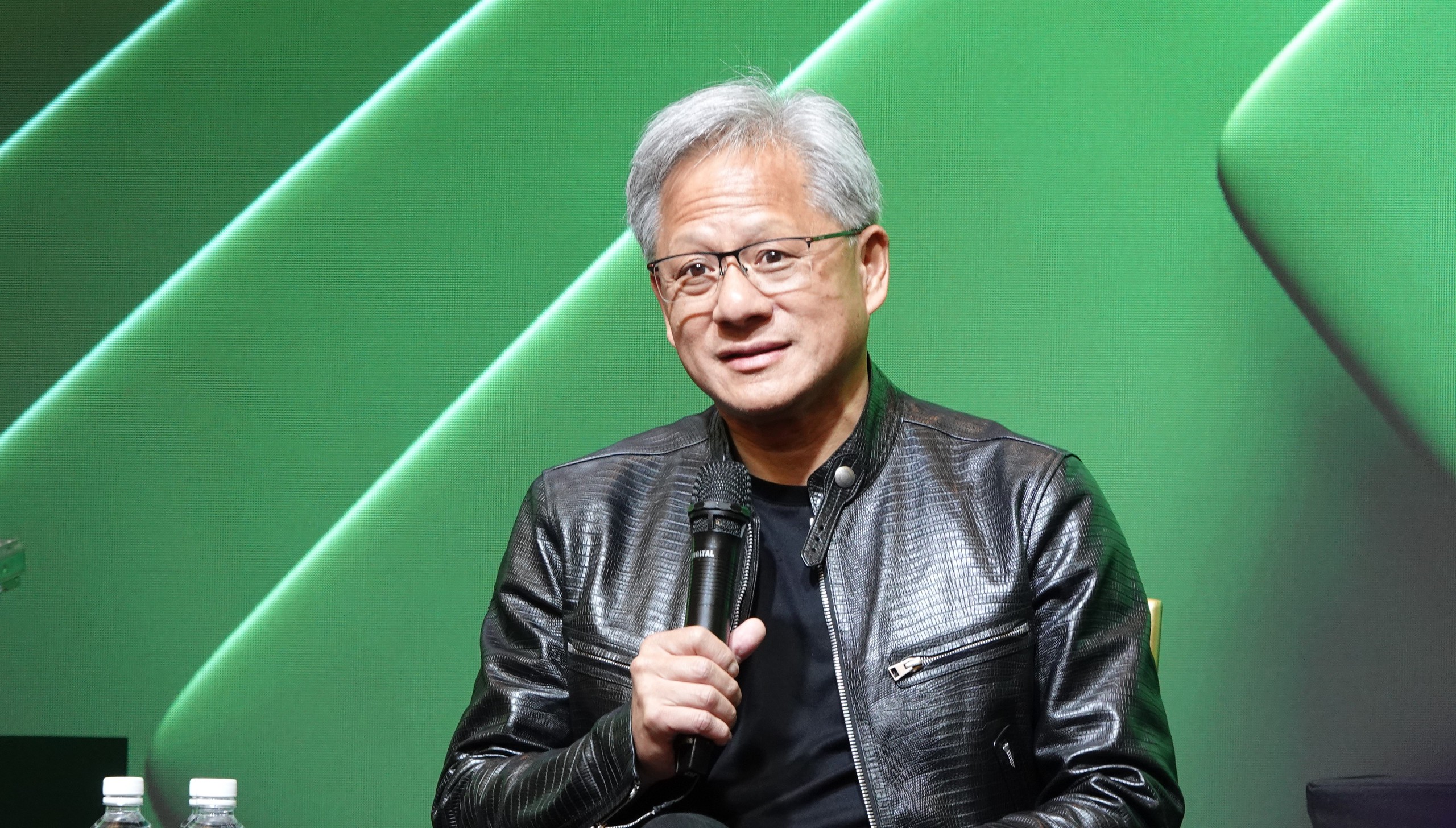 CEO Nvidia: 'Đẩy nhanh' sự phát triển bền vững của AI - Ảnh 1