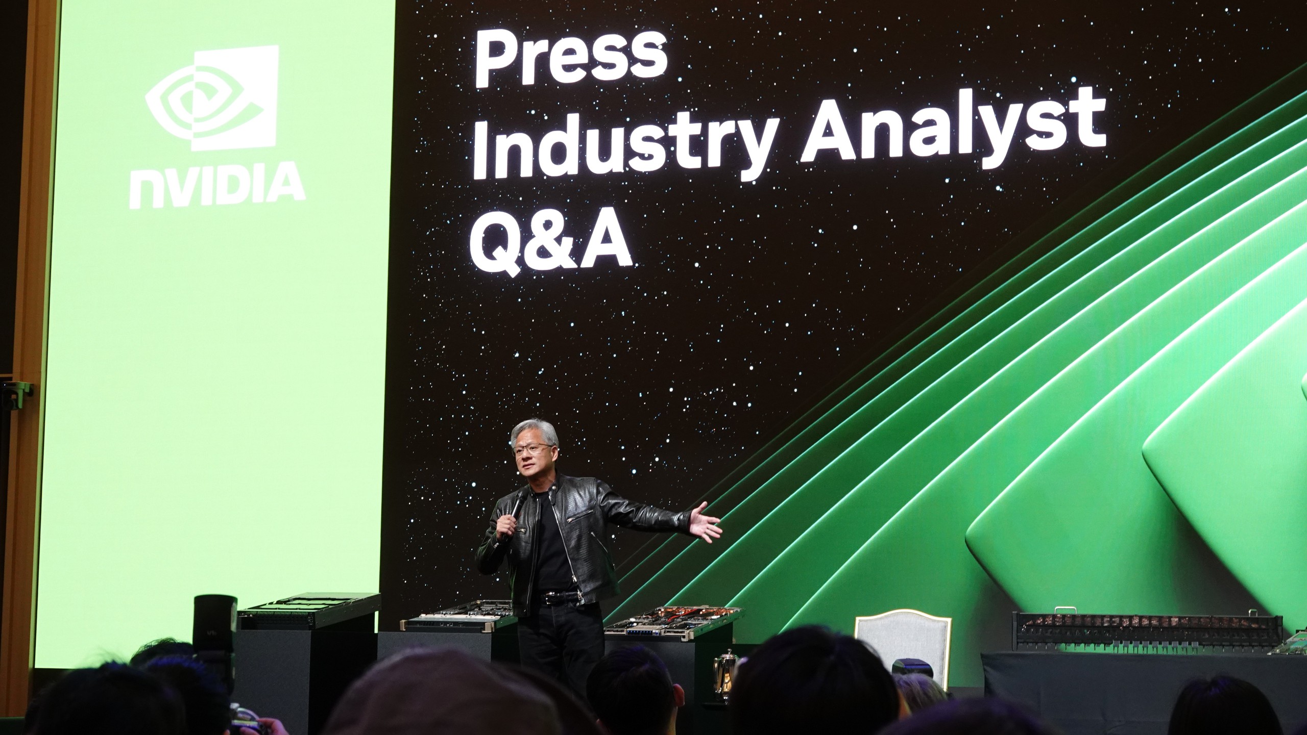 CEO Nvidia: 'Đẩy nhanh' sự phát triển bền vững của AI - Ảnh 2