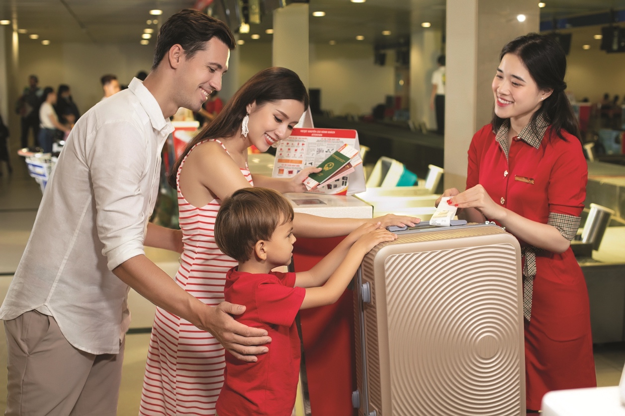 A family buying a piece of luggage  Description automatically generated