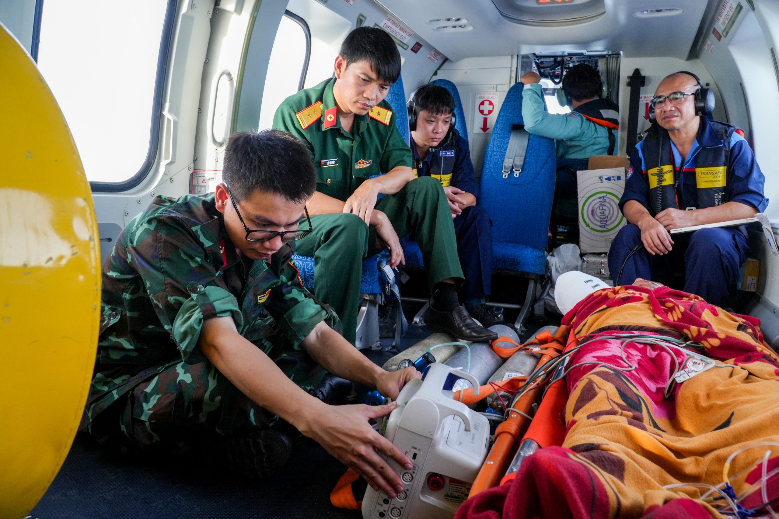 Trực thăng cấp cứu đưa ngư dân tai nạn đa chấn thương, đứt lìa cánh tay ở Trường Sa về đất liền điều trị 

- Ảnh 1.