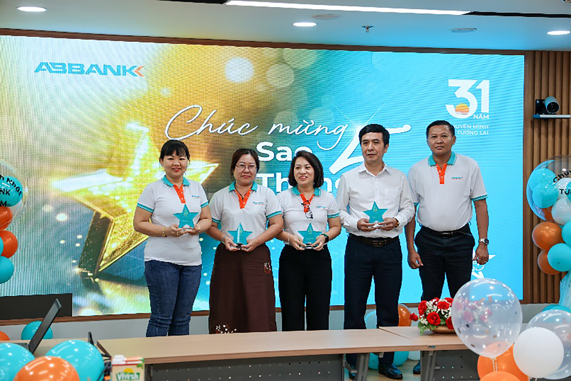 Chương trình Sao tháng 5 của ABBANK tôn vinh những CBNV có thành tích tốt và có quá trình cống hiến liên tục từ 5 năm trở lên Chương trình Sao tháng 5 của ABBANK tôn vinh những CBNV có thành tích tốt và có quá trình cống hiến liên tục từ 5 năm trở lên