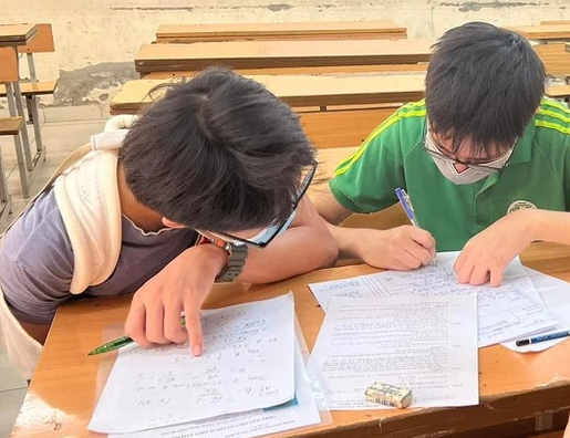 Thi v&agrave;o lớp 10: Nhiều th&iacute; sinh H&agrave; Nội được 'hỗ trợ đặc biệt'- Ảnh 1.