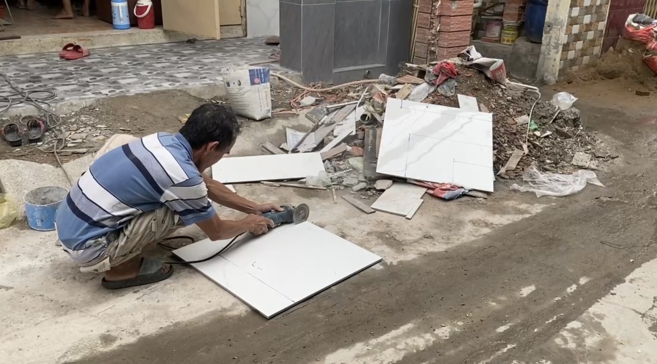 Người dân đổi đời sau khi hiến đất mở rộng hẻm: 'Mong giá đất tăng lên'- Ảnh 3.