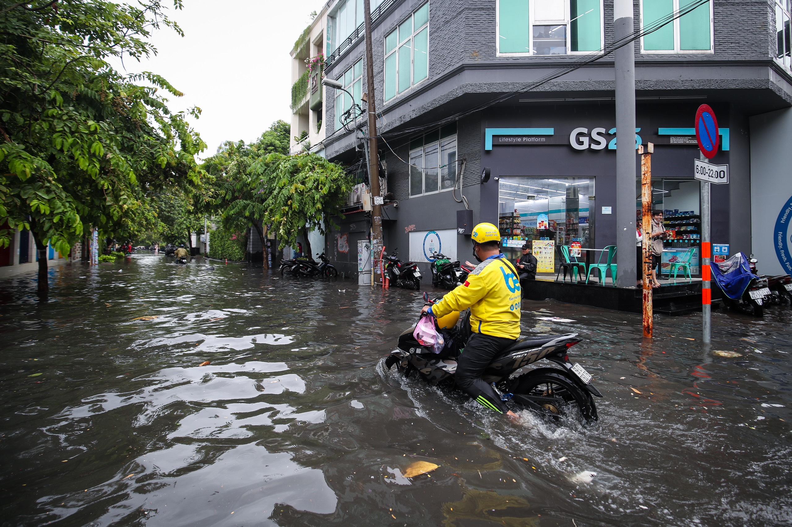 Nước ngập hơn nửa mét ở phố 'nhà giàu' Thảo Điền sau mưa: Tây, ta cùng lội nước - Ảnh 15.