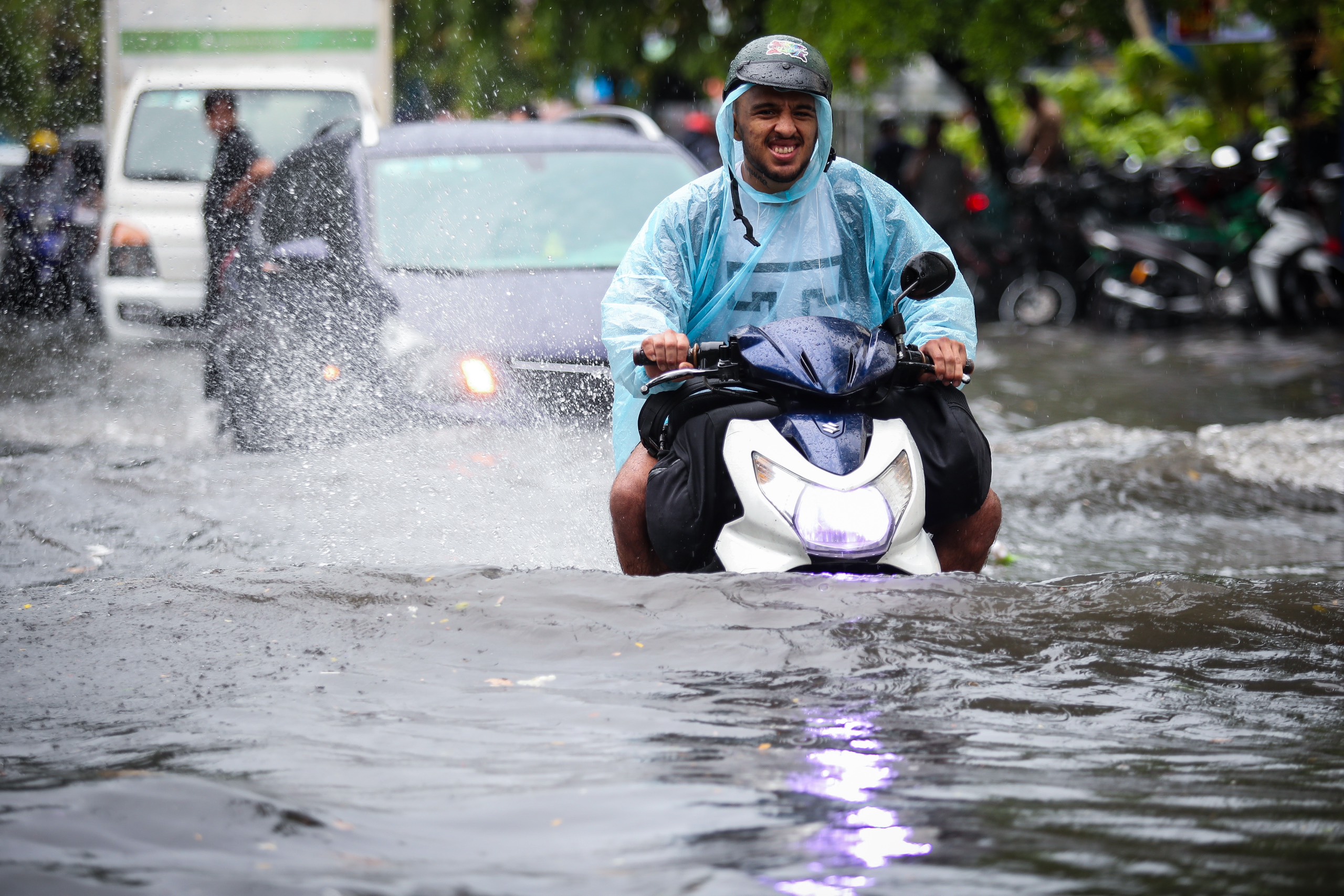 Nước ngập hơn nửa mét ở phố 'nhà giàu' Thảo Điền sau mưa: Tây, ta cùng lội nước - Ảnh 3.