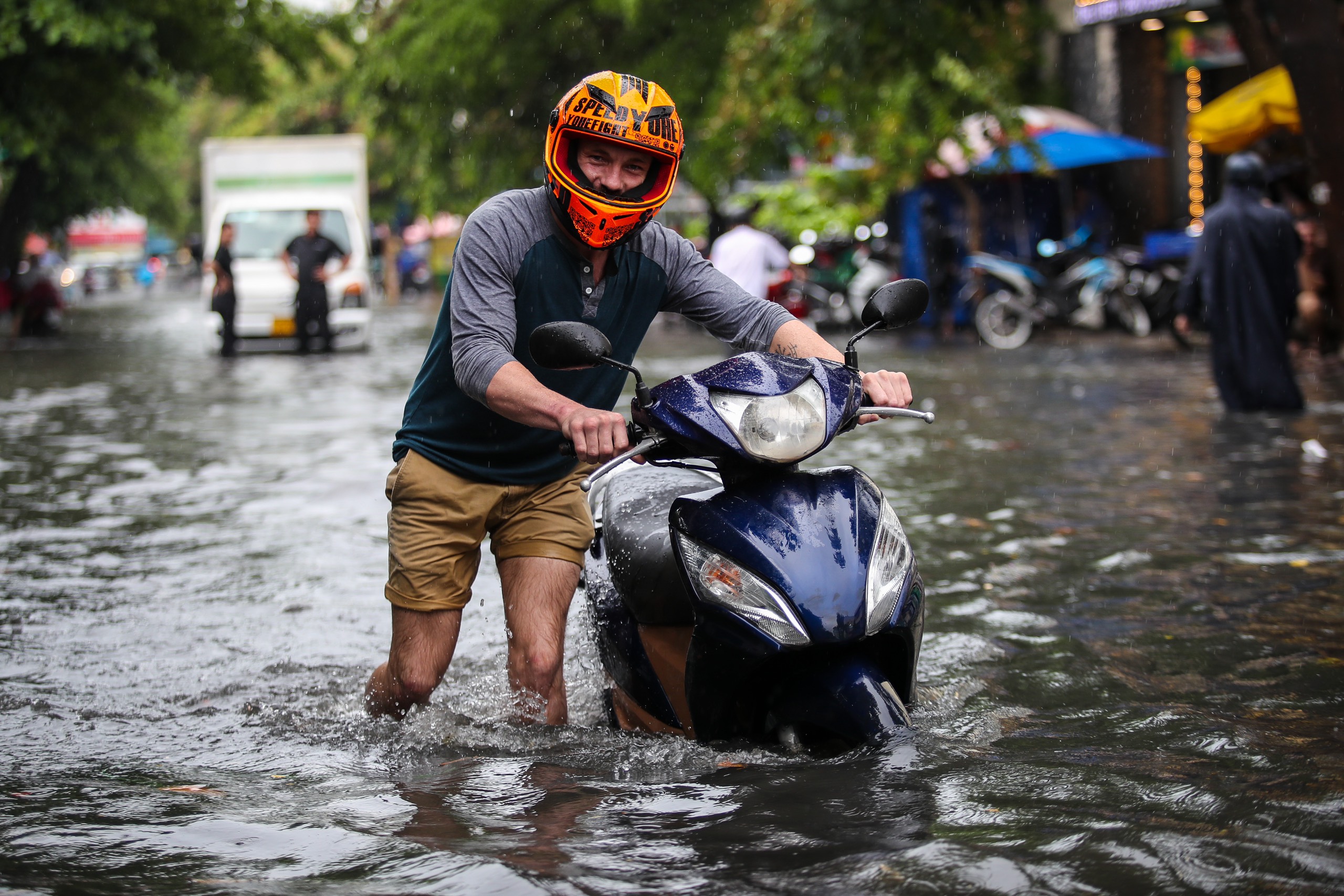 Nước ngập hơn nửa mét ở phố 'nhà giàu' Thảo Điền sau mưa: Tây, ta cùng lội nước - Ảnh 7.