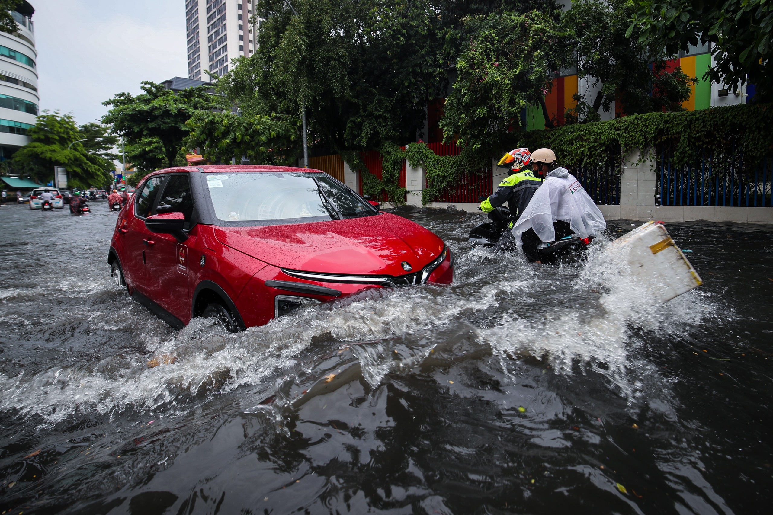 Nước ngập hơn nửa mét ở phố 'nhà giàu' Thảo Điền sau mưa: Tây, ta cùng lội nước - Ảnh 2.