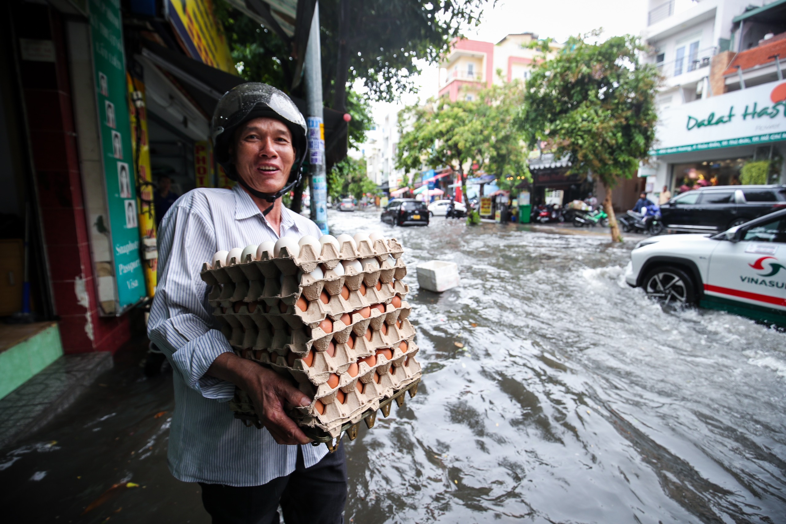 Nước ngập hơn nửa mét ở phố 'nhà giàu' Thảo Điền sau mưa: Tây, ta cùng lội nước - Ảnh 14.