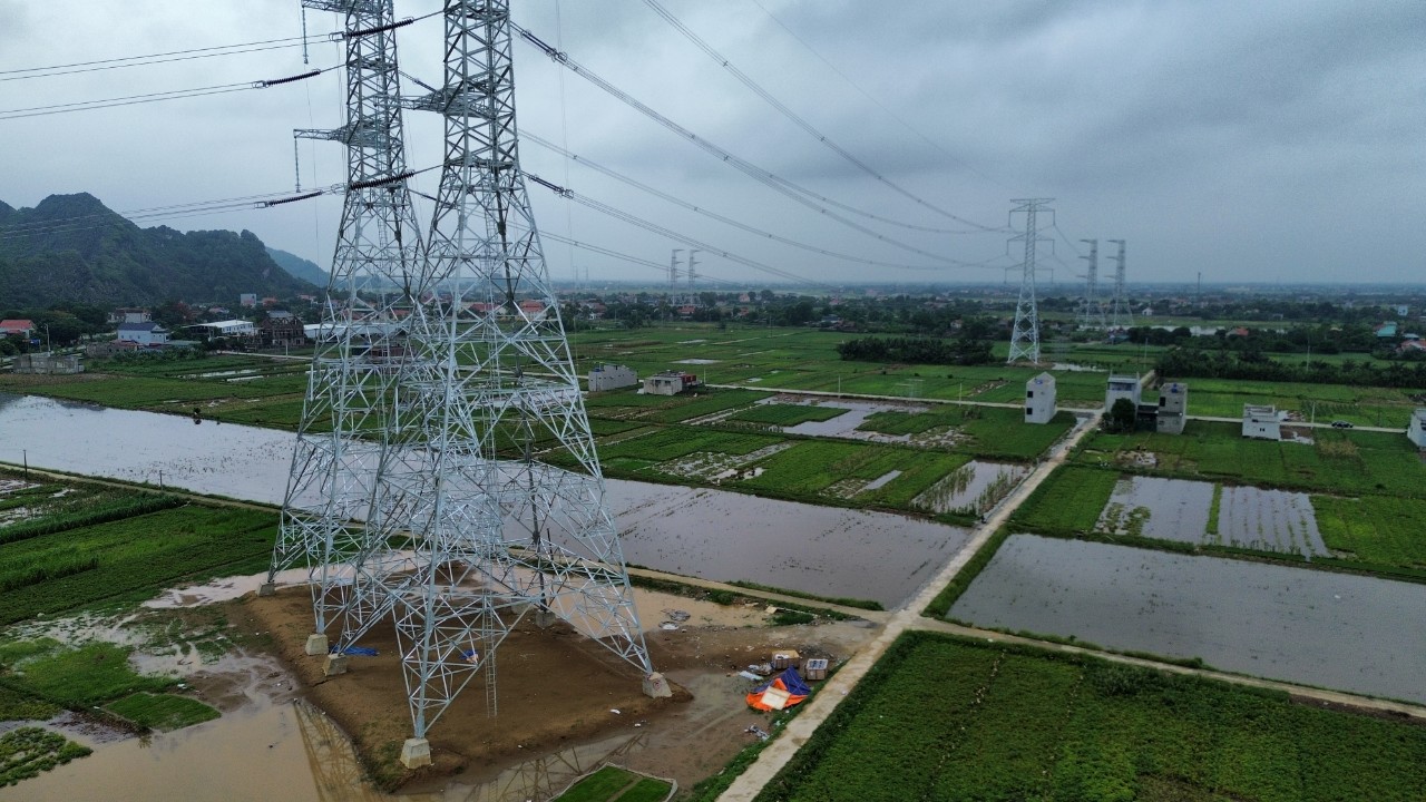 Hỗ trợ xây dựng đường dây 500 kV mạch 3: Nắng, mưa cũng không lùi bước- Ảnh 14.