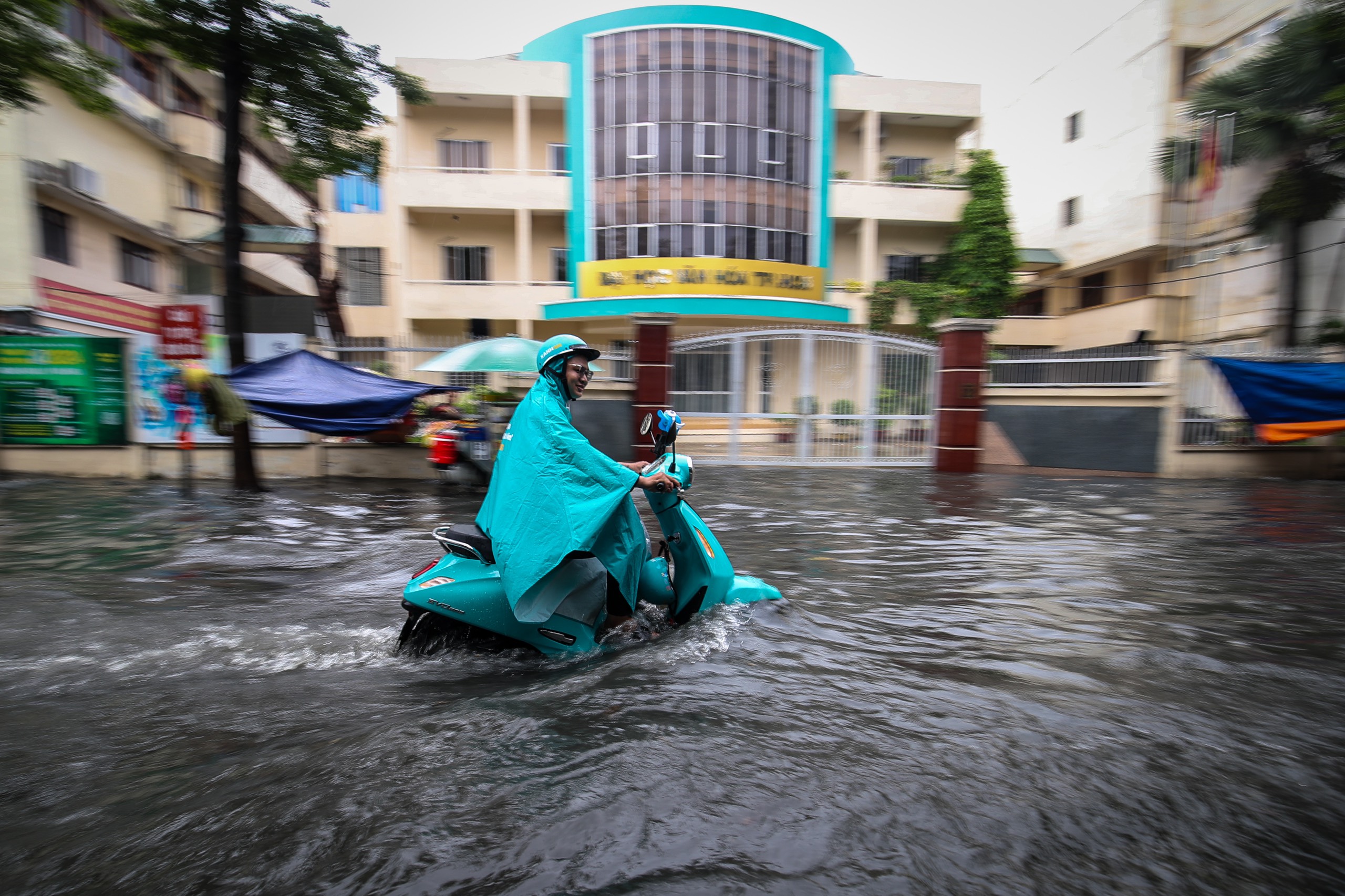 Nước ngập hơn nửa mét ở phố 'nhà giàu' Thảo Điền sau mưa: Tây, ta cùng lội nước - Ảnh 9.