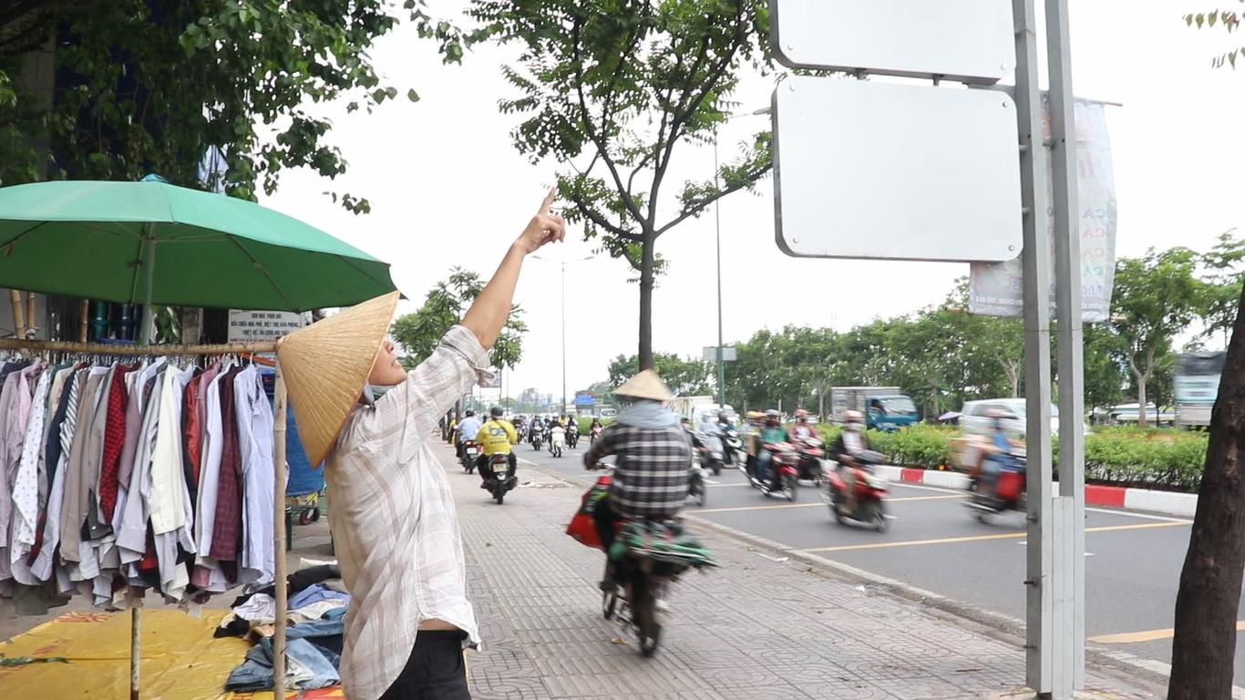 Người dân ngán ngẩm cảnh cây xanh chết khô: 'Nắng rồi lại mưa, cây cũng không chịu nổi'- Ảnh 3.