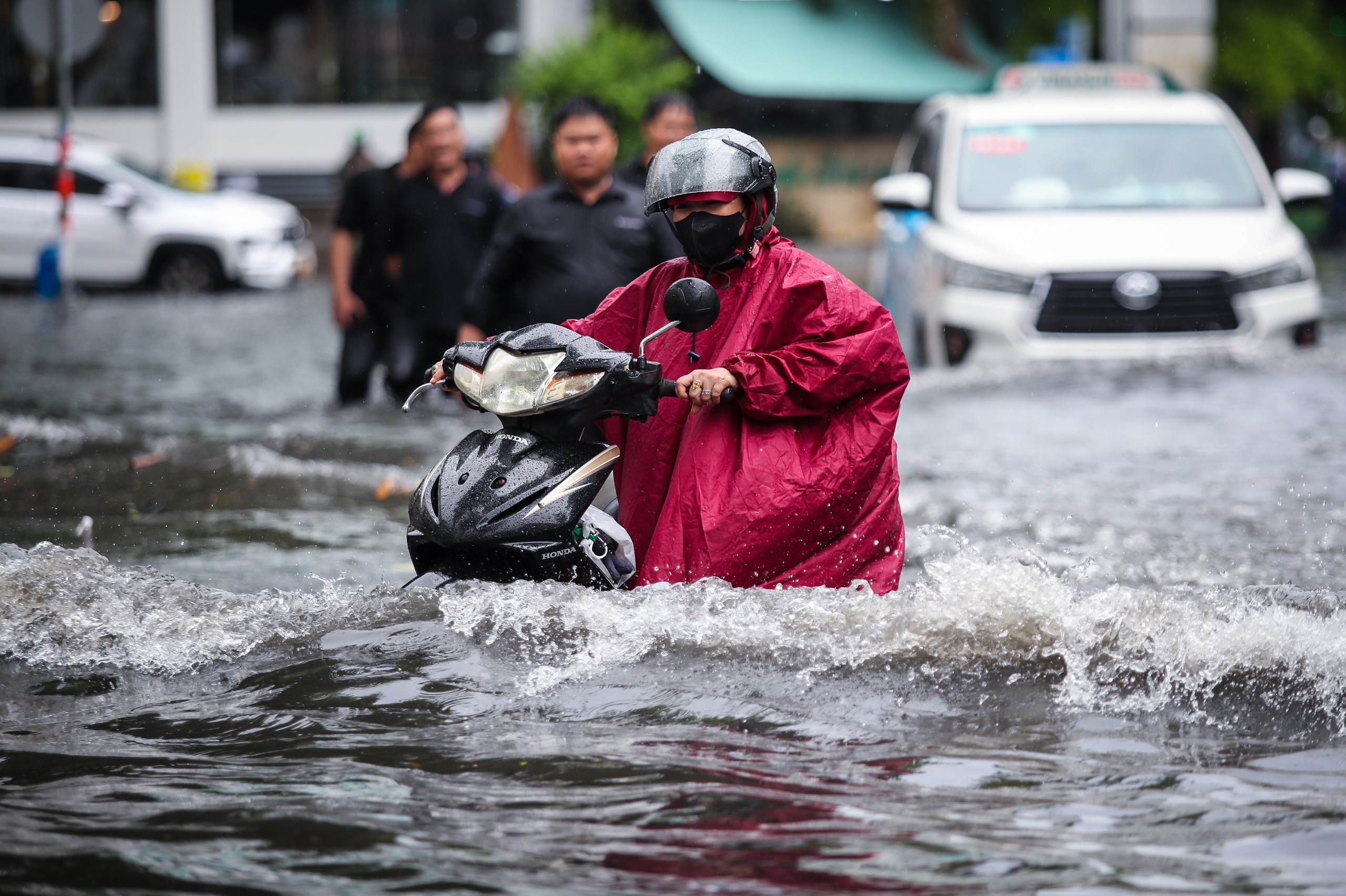 Nước ngập hơn nửa mét ở phố 'nhà giàu' Thảo Điền sau mưa: Tây, ta cùng lội nước - Ảnh 1.