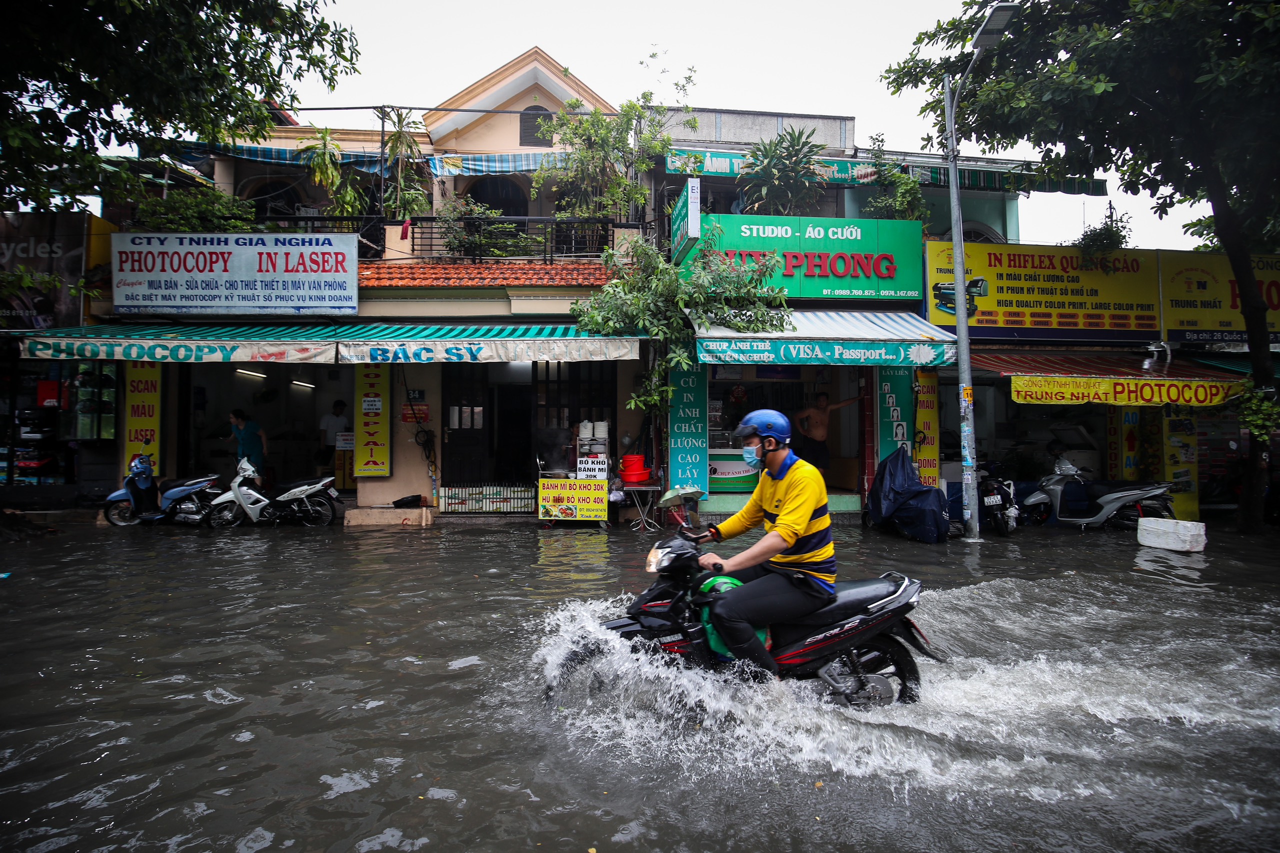 Nước ngập hơn nửa mét ở phố 'nhà giàu' Thảo Điền sau mưa: Tây, ta cùng lội nước - Ảnh 6.