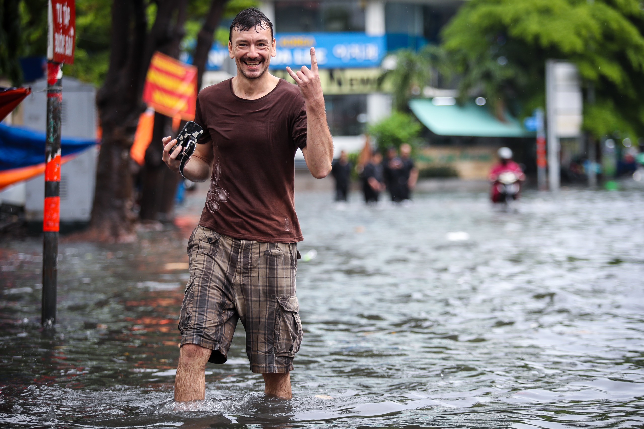 Nước ngập hơn nửa mét ở phố 'nhà giàu' Thảo Điền sau mưa: Tây, ta cùng lội nước - Ảnh 8.