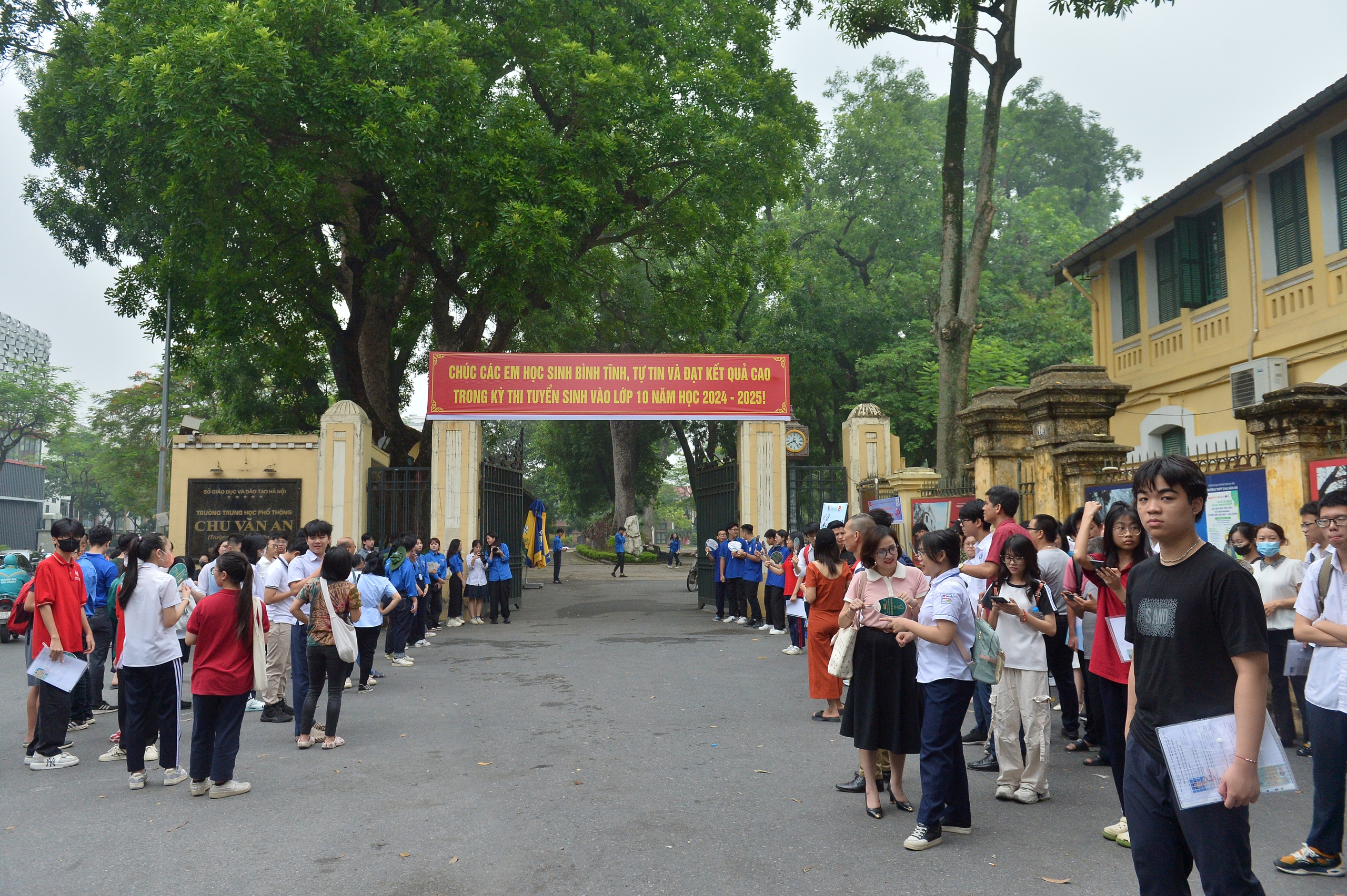 100.000 học sinh Hà Nội làm thủ tục thi vào 10: Nhiều thí sinh quên mang CCCD- Ảnh 1.