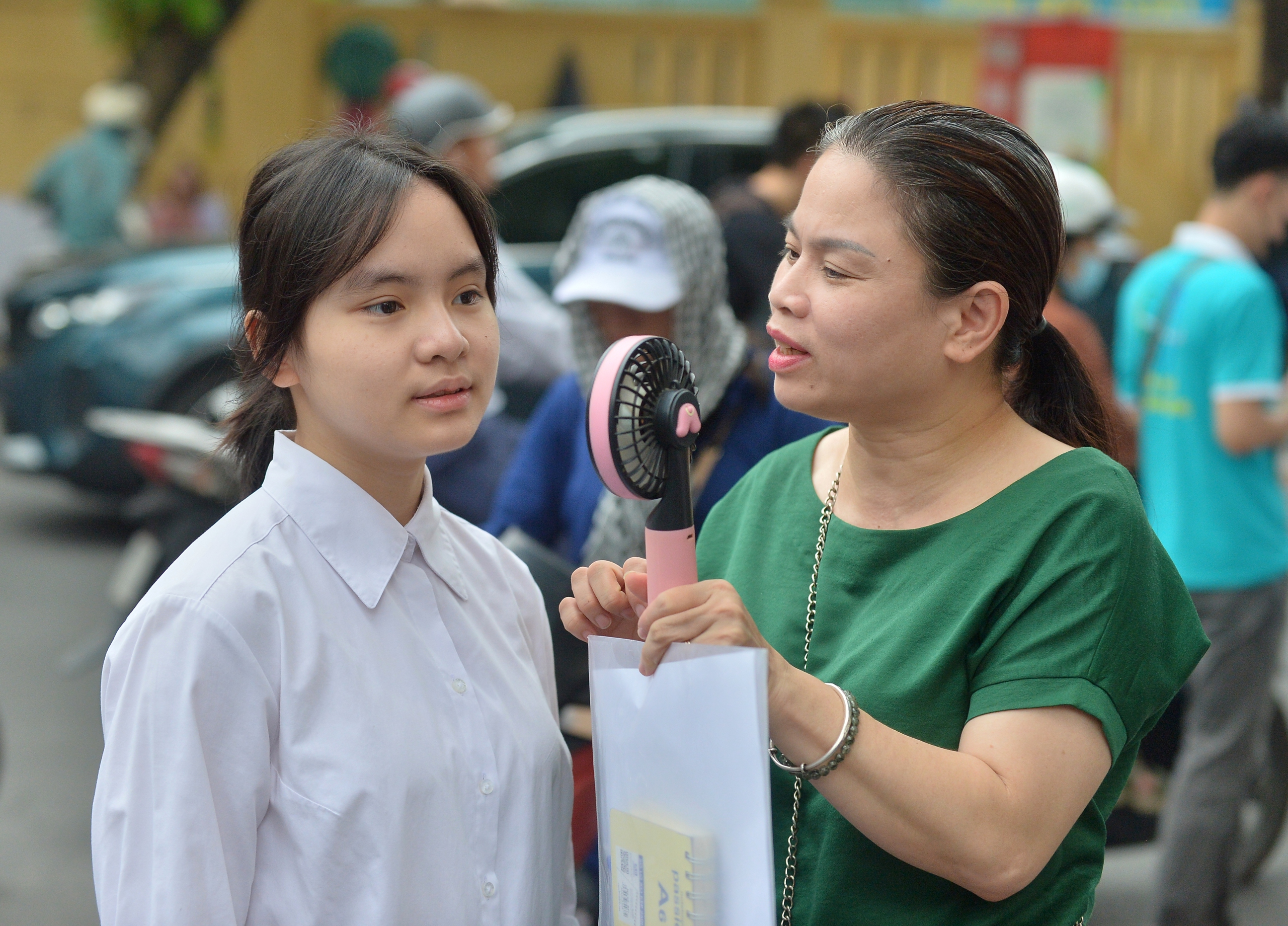 100.000 học sinh Hà Nội làm thủ tục thi vào 10: Nhiều thí sinh quên mang CCCD- Ảnh 2.