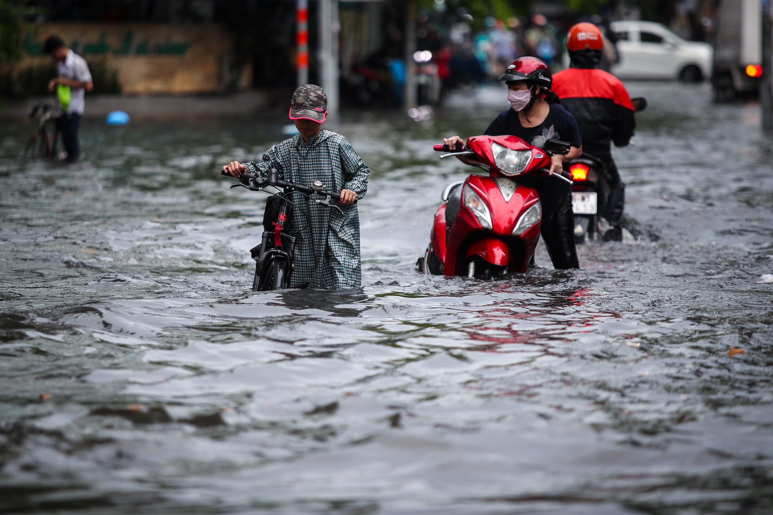 Nước ngập hơn nửa mét ở phố 'nhà giàu' Thảo Điền sau mưa: Tây, ta cùng lội nước - Ảnh 4.