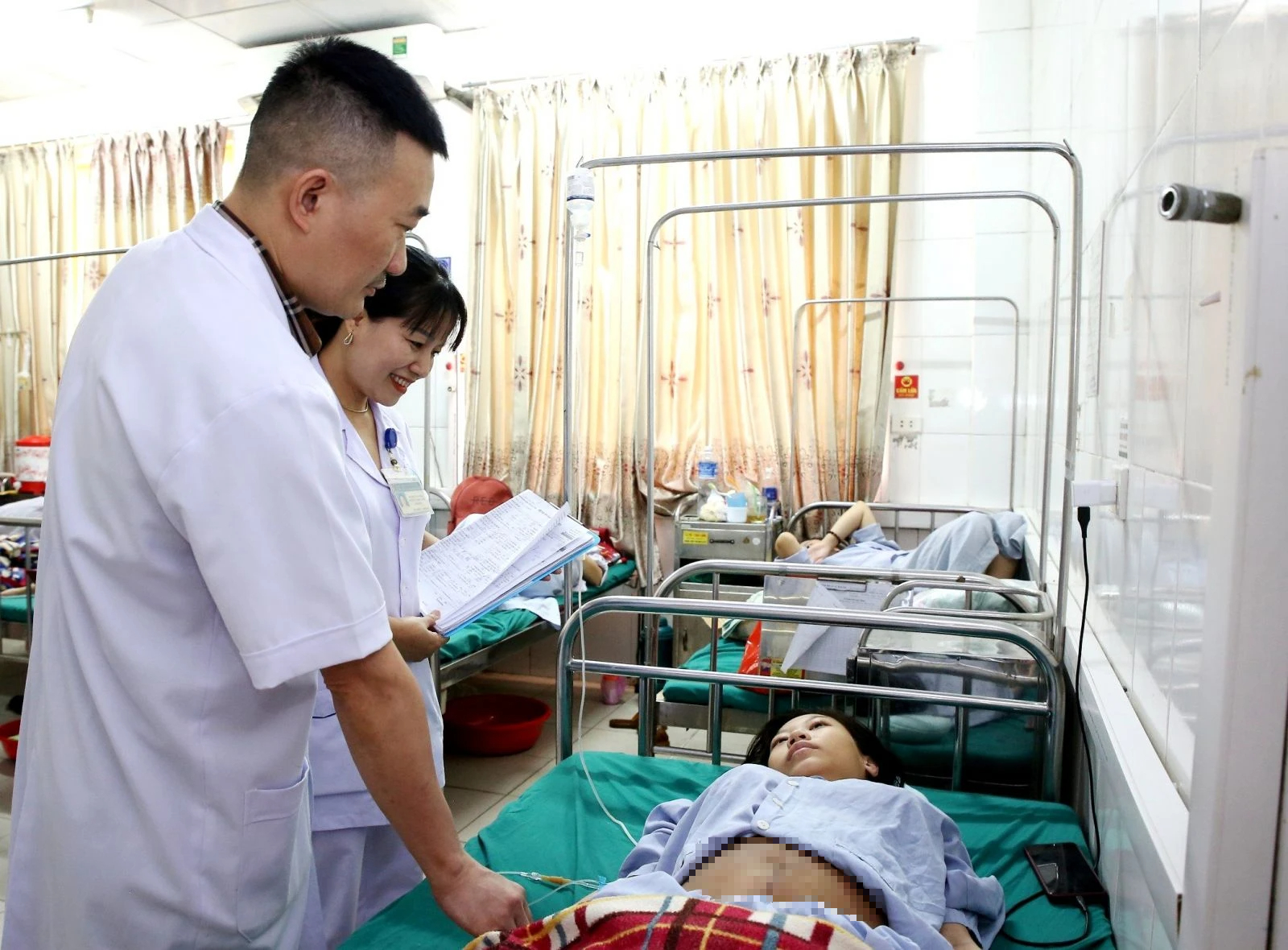 Cứu sống mẹ con sản phụ bị sốc mất máu nặng- Ảnh 1. Cứu sống mẹ con sản phụ bị sốc mất máu nặng- Ảnh 1.