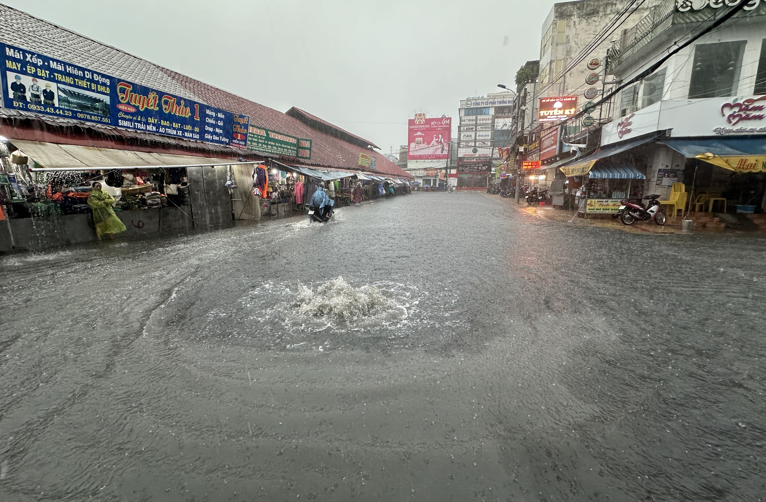 Cống bung, đường ngập sâu quanh chợ Thủ Đức trong mưa lớn- Ảnh 3.