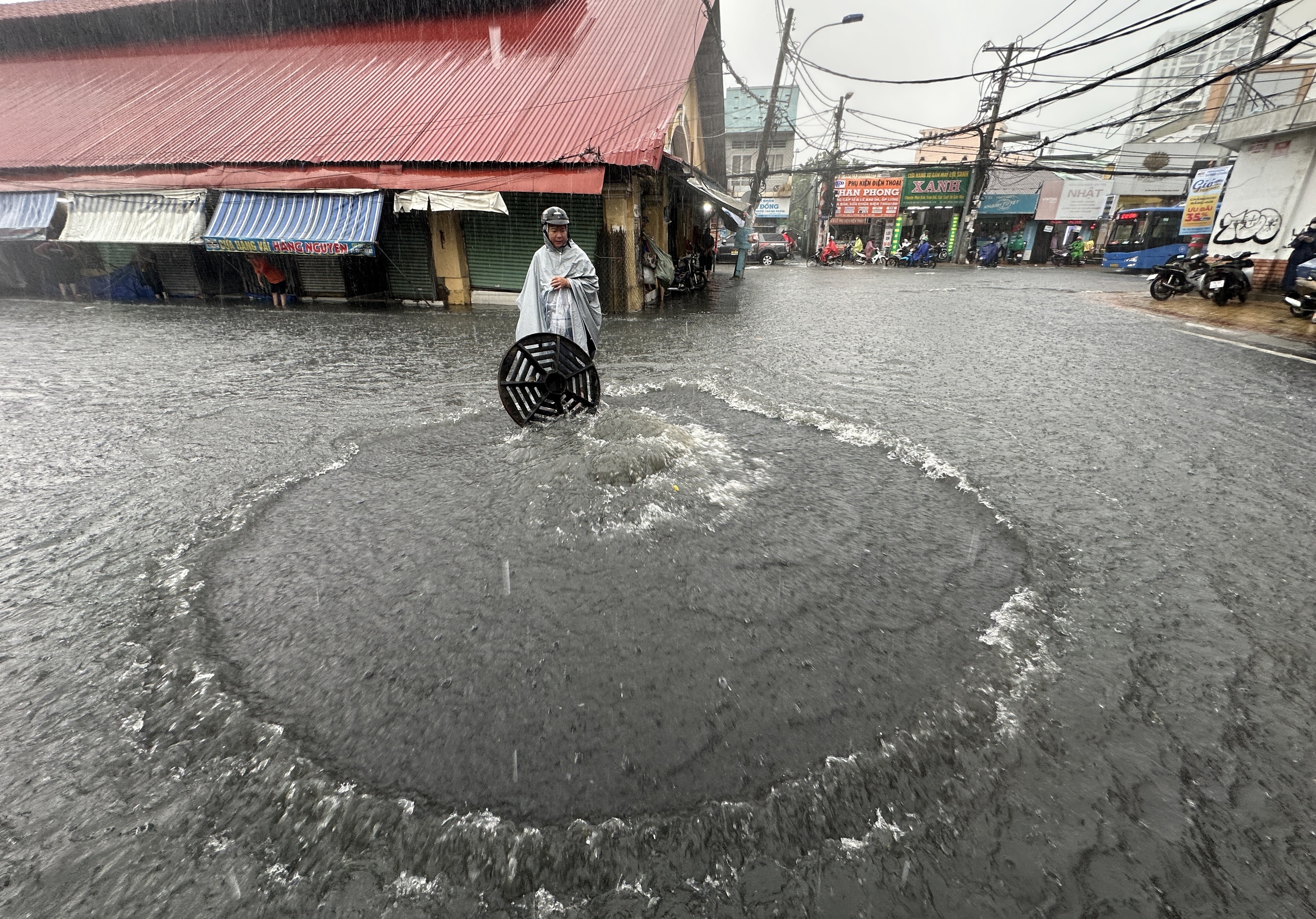 Xem nhanh 20h ngày 7.6: Chợ Thủ Đức lại thành 'rốn ngập' | Vì sao nhiều cây xanh ở TP.HCM chết khô?- Ảnh 4.