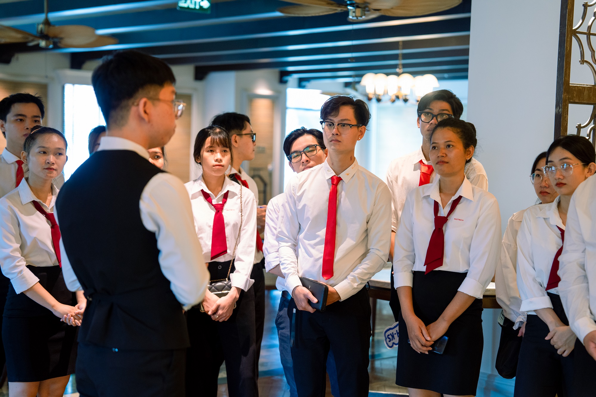 Sinh viên Du lịch - Nhà hàng - Khách sạn học gì từ những kỳ 'internship 5 sao'? | VÒNG TRÒN HƯỚNG NGHIỆP mùa 2- Ảnh 1.