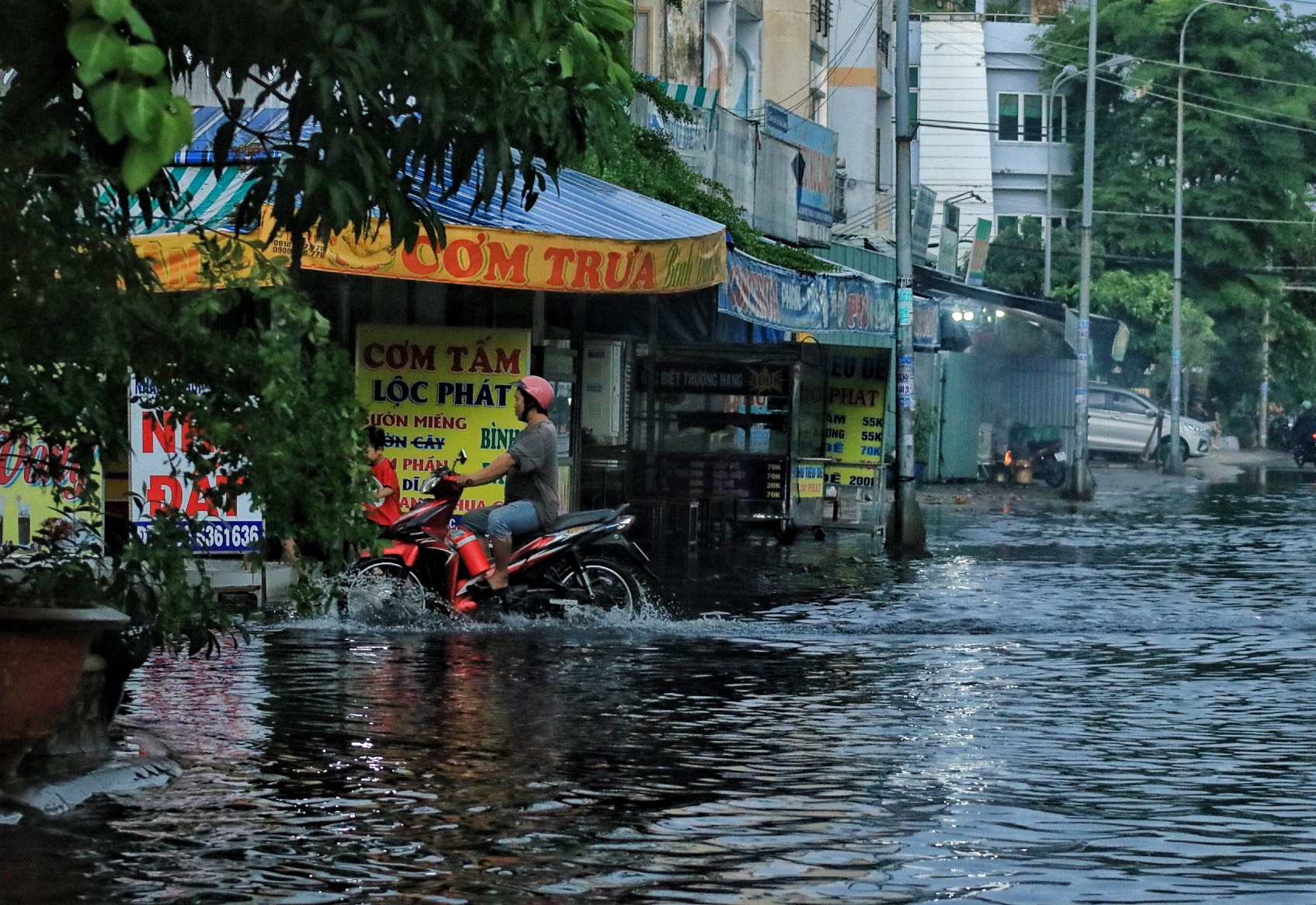 TP.HCM mưa trắng trời: Đường ngập lênh láng, có nơi nước đen ngòm bốc mùi- Ảnh 12.