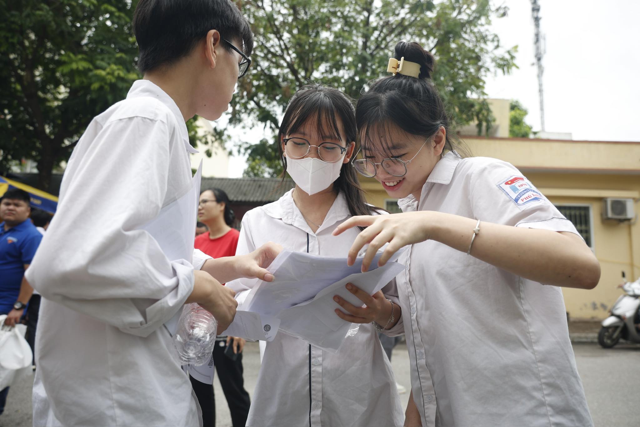 Đề văn vào lớp 10 'dễ thở', học sinh cùng phụ huynh vui mừng trước cổng trường- Ảnh 2.