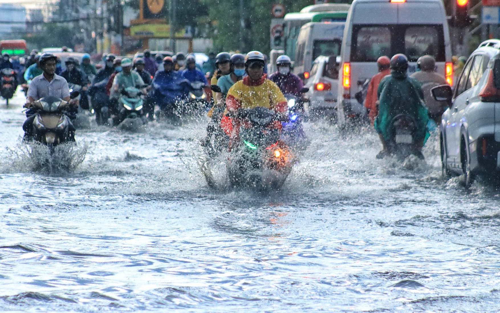 TP.HCM mưa trắng trời: Đường ngập lênh láng, có nơi nước đen ngòm bốc mùi- Ảnh 1.