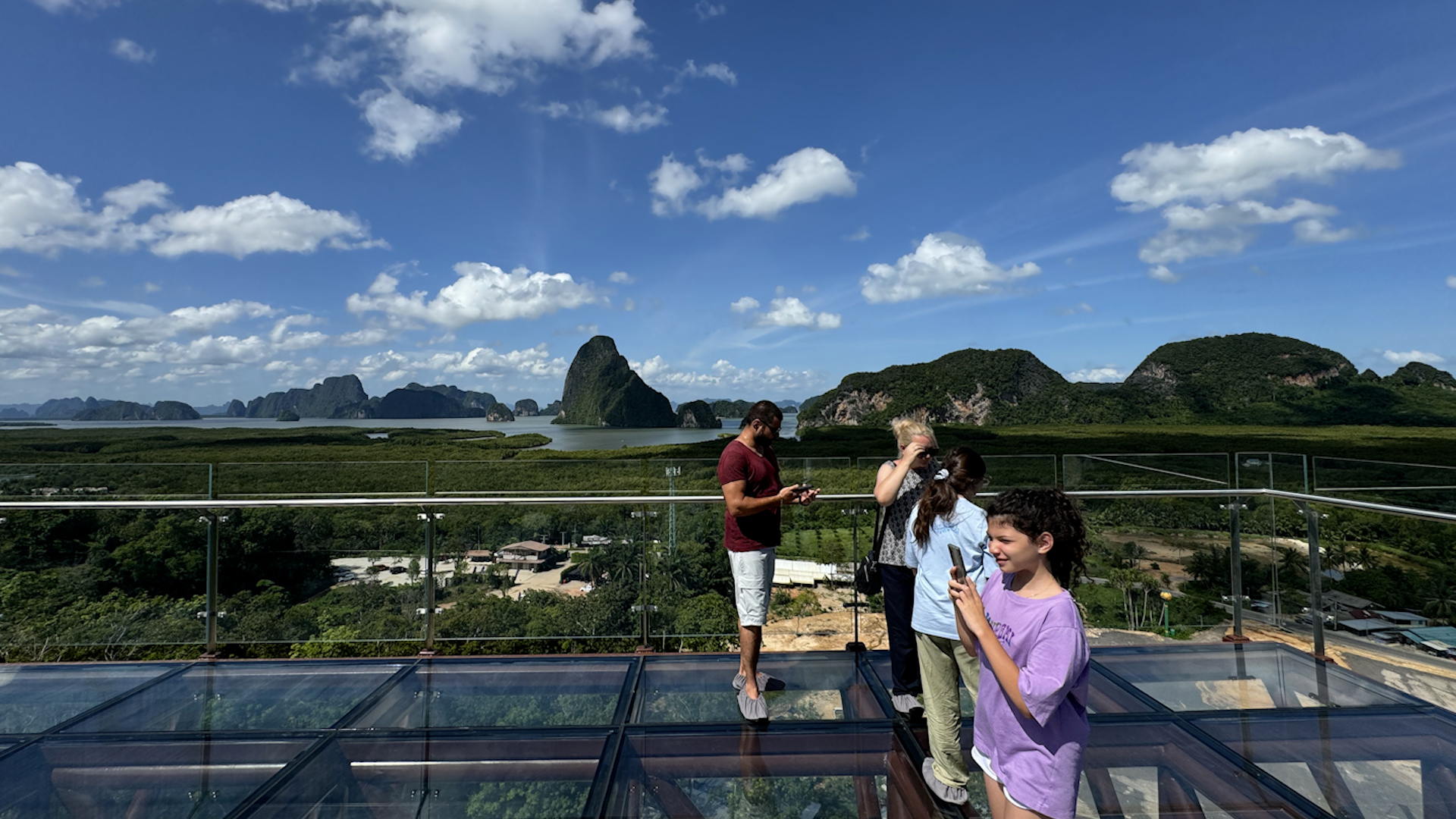 Khách Việt Nam thích thú trải nghiệm cầu kính cao 80 m ở Thái Lan- Ảnh 2.
