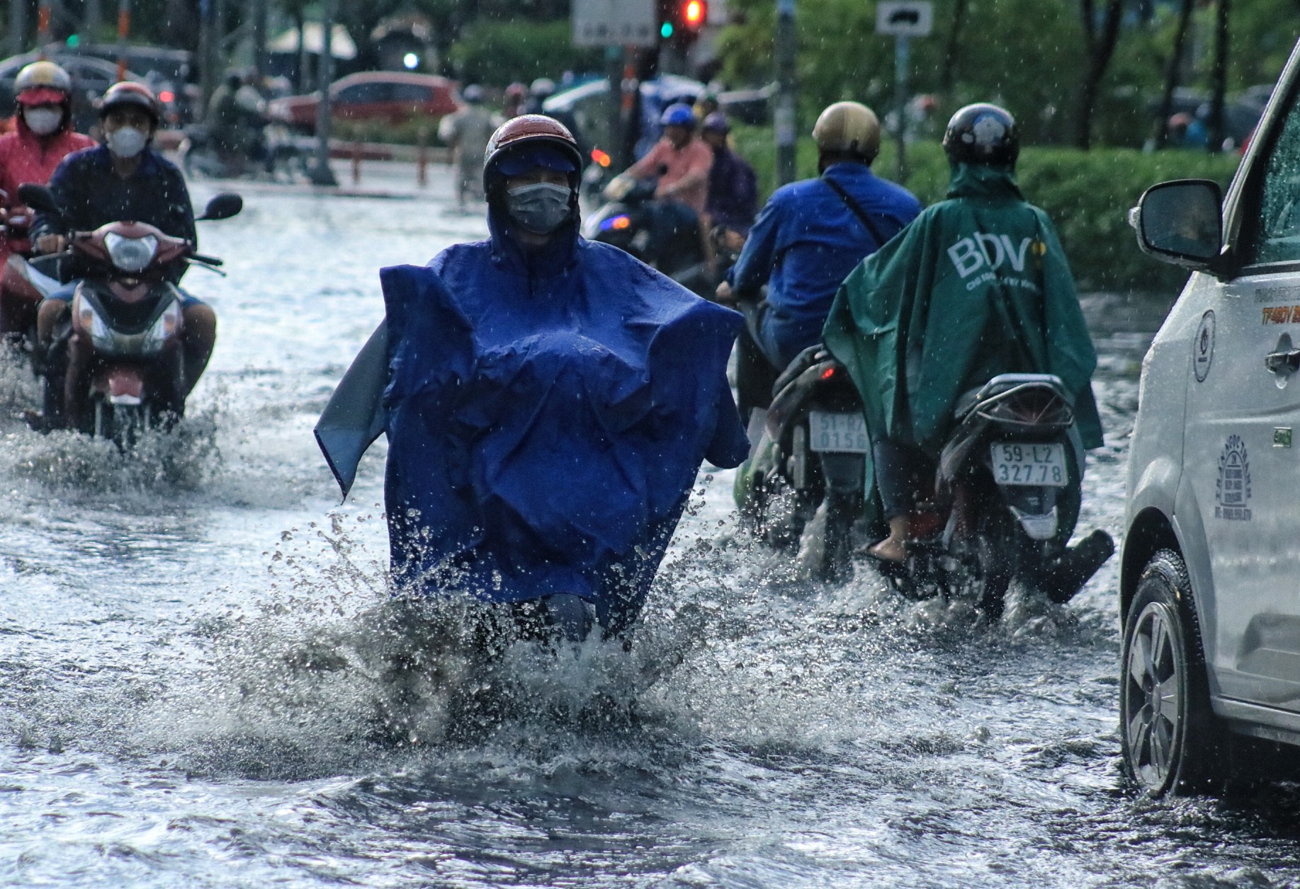 TP.HCM mưa trắng trời: Đường ngập lênh láng, có nơi nước đen ngòm bốc mùi- Ảnh 7.