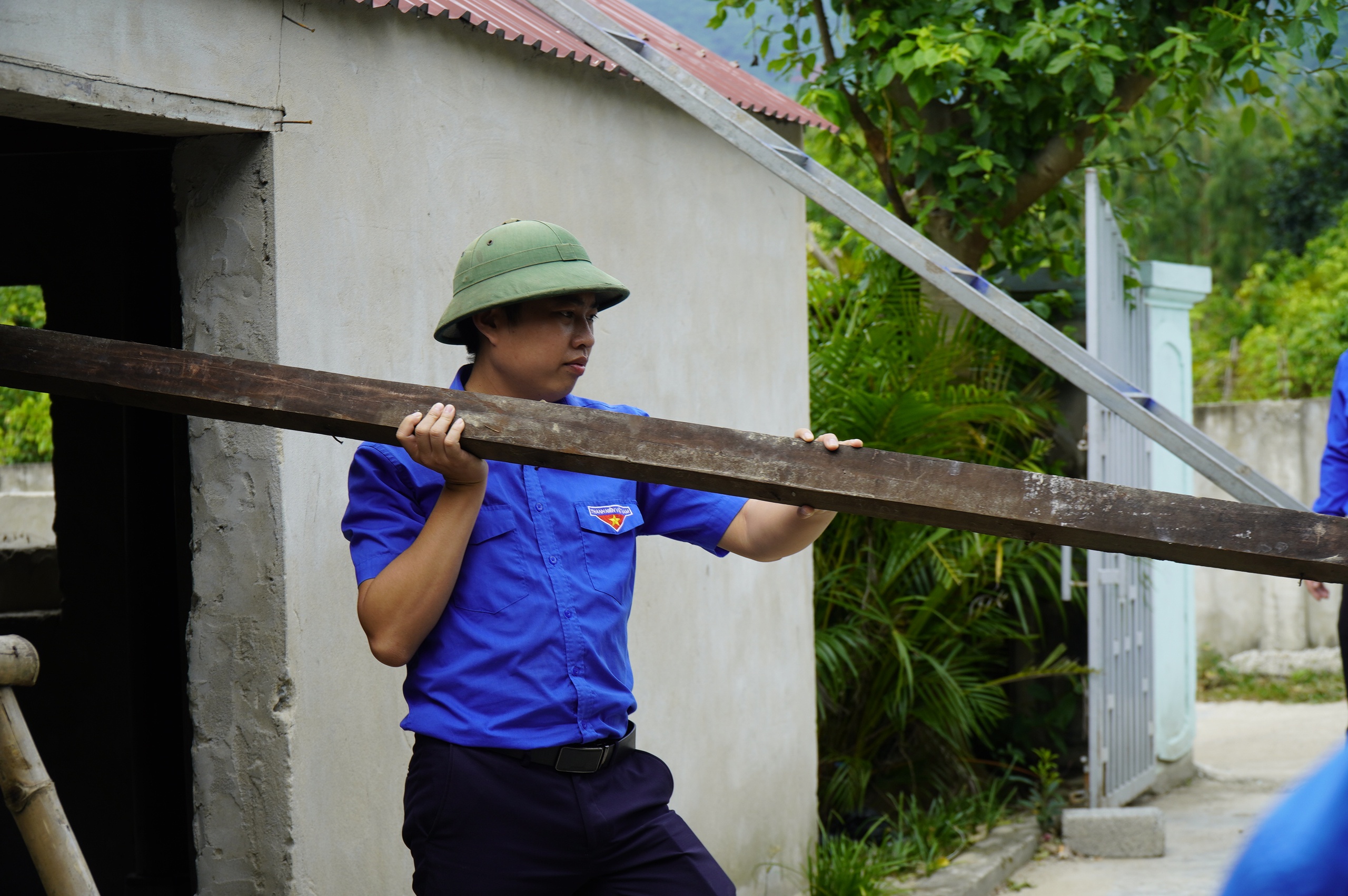 Người trẻ Quảng Bình hỗ trợ giải phóng mặt bằng dự án đường dây 500 kV- Ảnh 8.