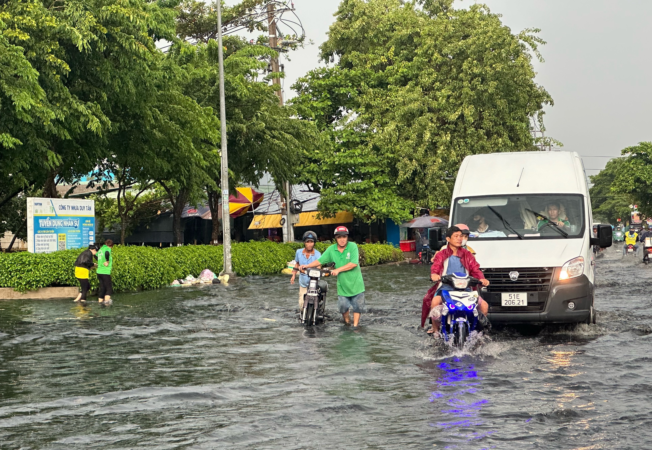 TP.HCM mưa trắng trời: Đường ngập lênh láng, có nơi nước đen ngòm bốc mùi- Ảnh 3.