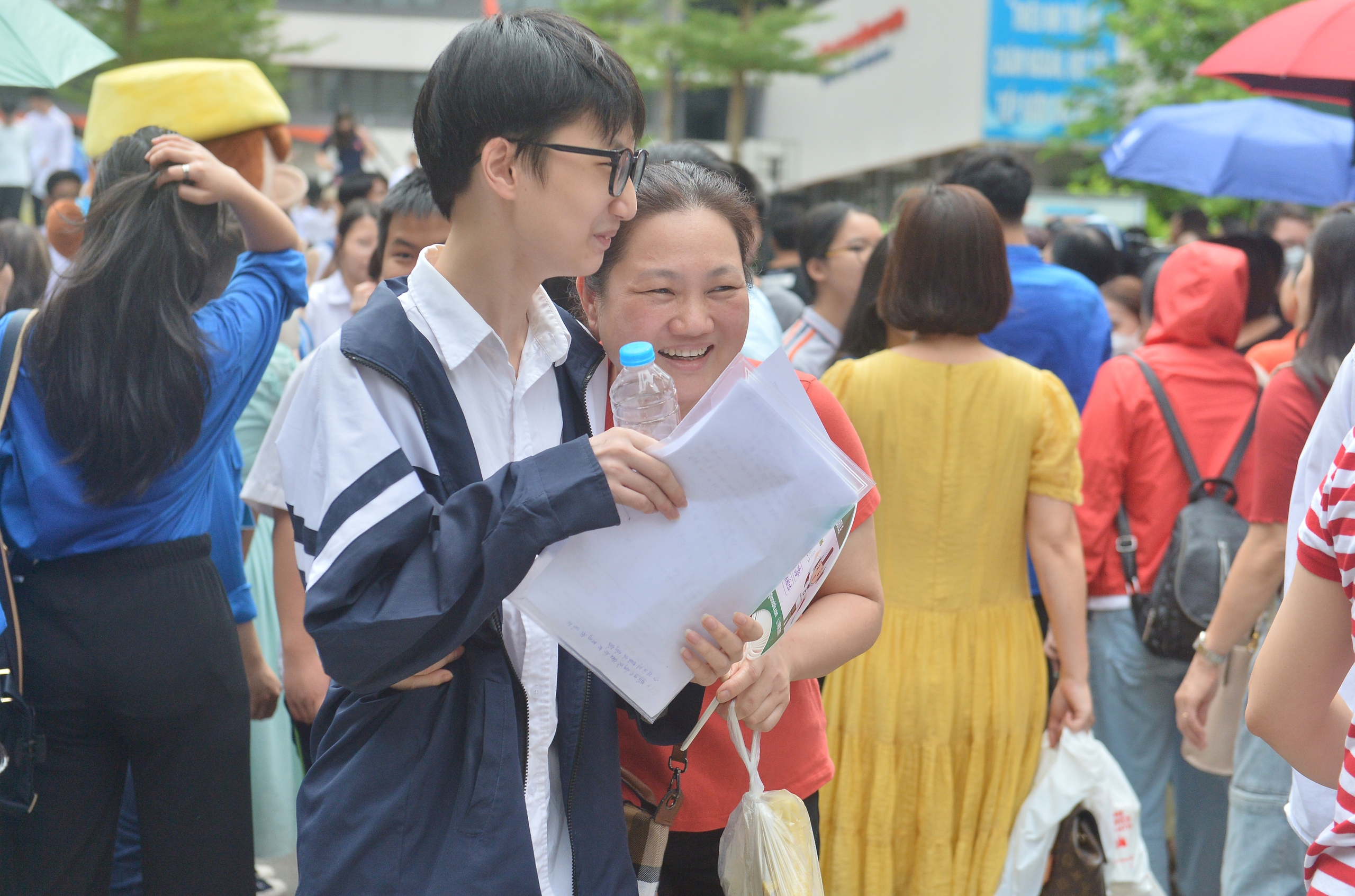 Đề văn vào lớp 10 'dễ thở', học sinh cùng phụ huynh vui mừng trước cổng trường- Ảnh 8.