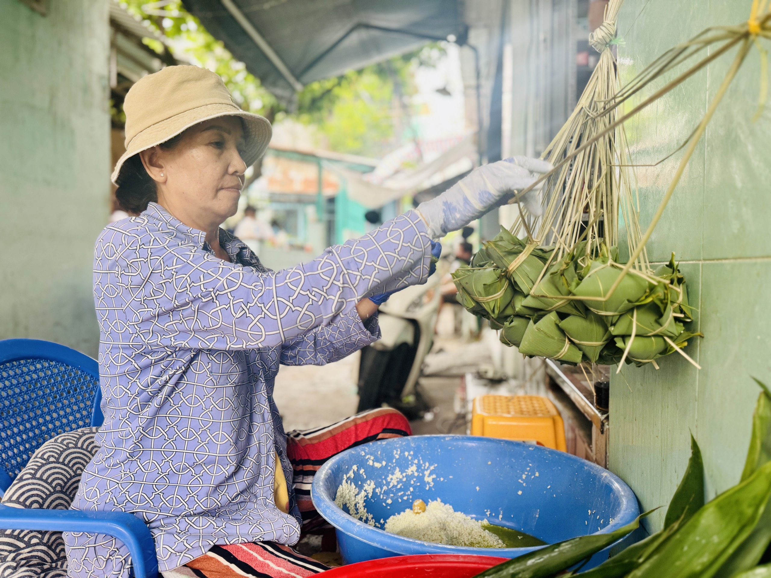 Xóm bánh ú lớn nhất TP.HCM nổi lửa trắng đêm, tất bật dịp Tết Đoan Ngọ- Ảnh 1.