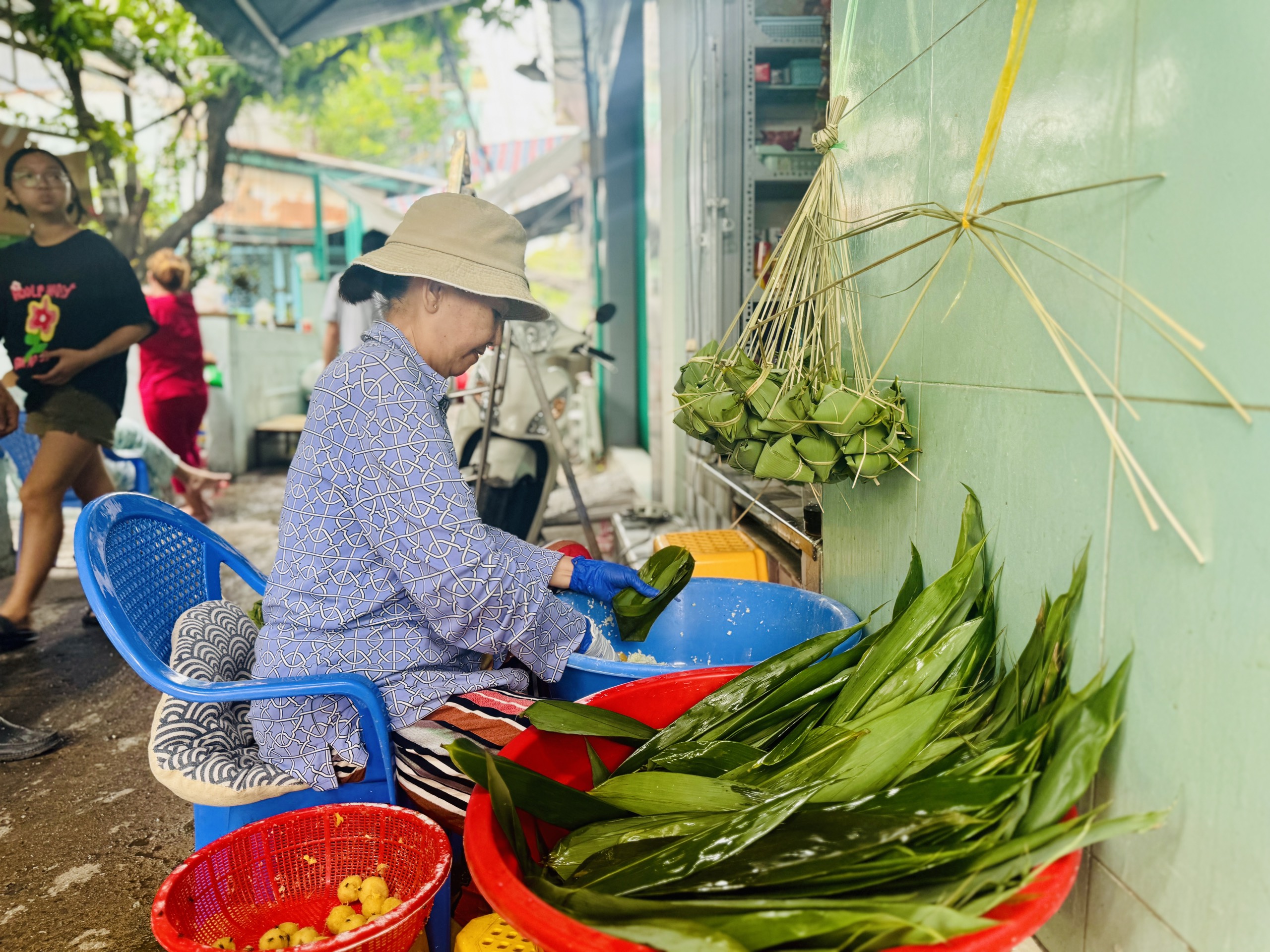 Xóm bánh ú lớn nhất TP.HCM nổi lửa trắng đêm, tất bật dịp Tết Đoan Ngọ- Ảnh 7.