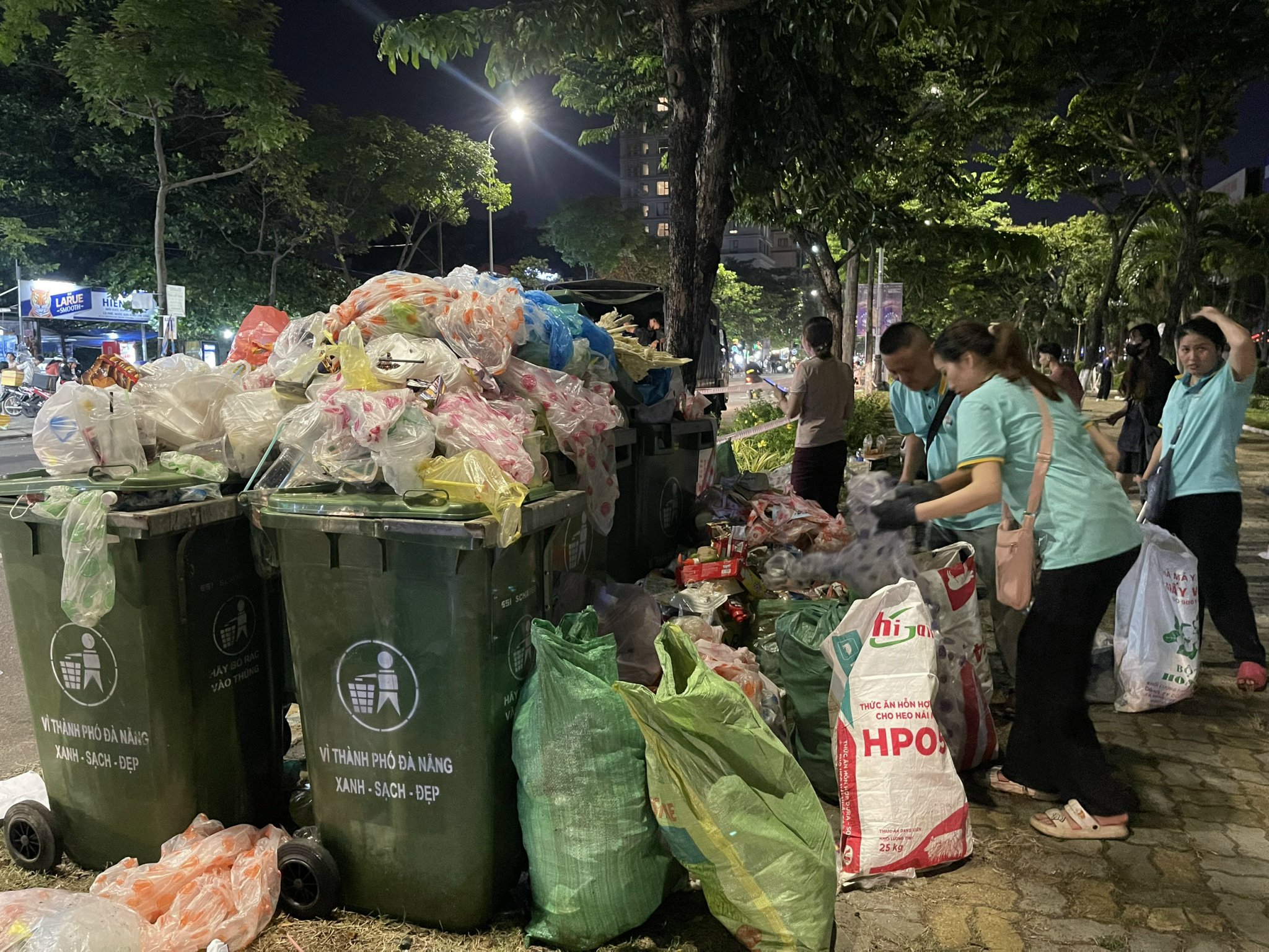 Nhặt rác sau đêm pháo hoa: 'Mọi người ý thức để nhân viên vệ sinh bớt khổ'- Ảnh 3.