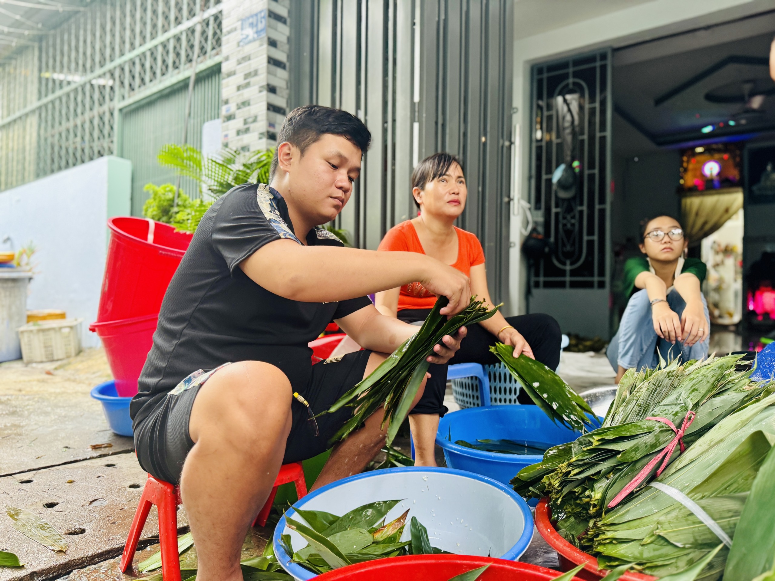 Xóm bánh ú lớn nhất TP.HCM nổi lửa trắng đêm, tất bật dịp Tết Đoan Ngọ- Ảnh 2.