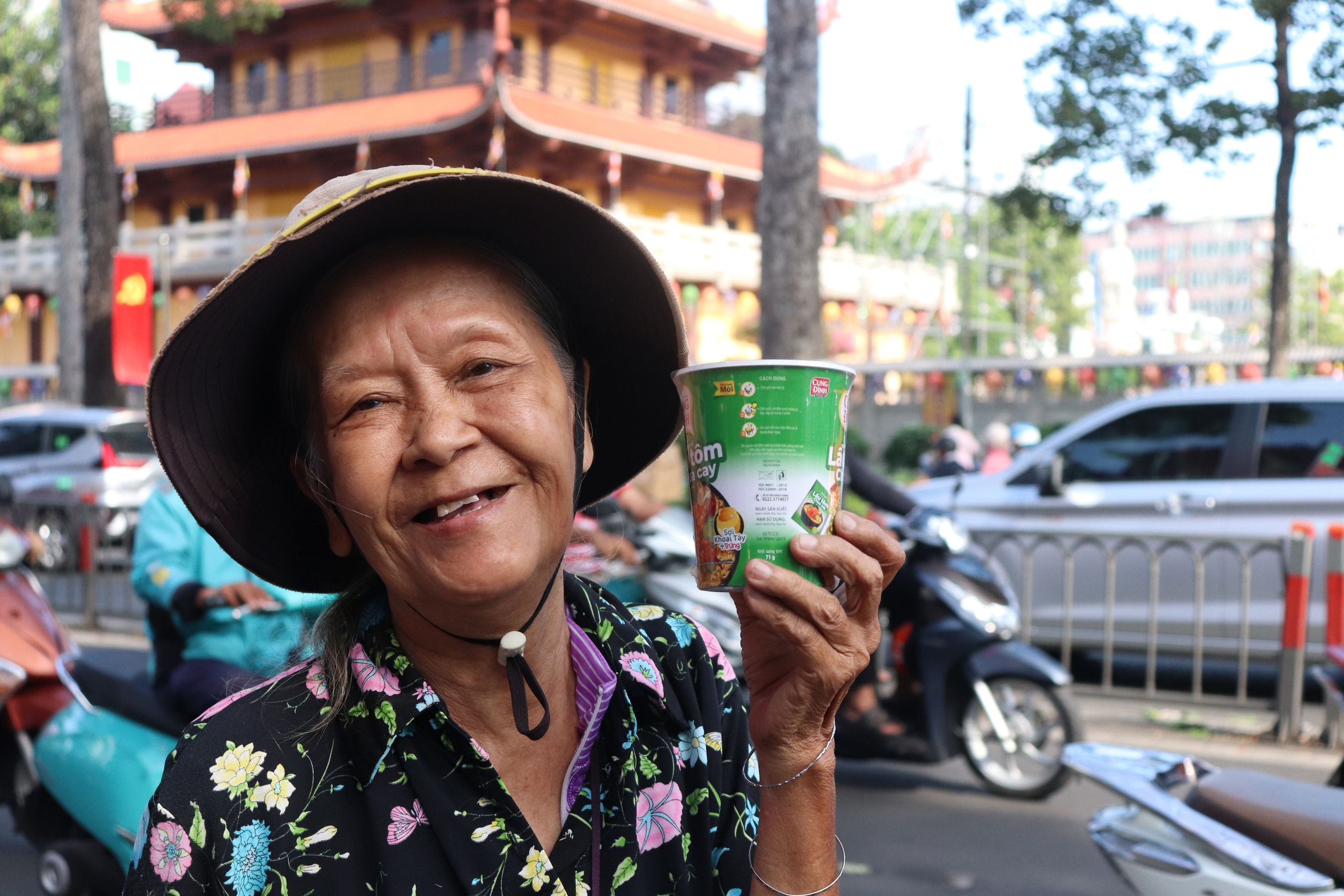 Ngoài cơm treo, có một thứ miễn phí khác ở TP.HCM khiến ai cũng 'no bụng ấm lòng'- Ảnh 1.