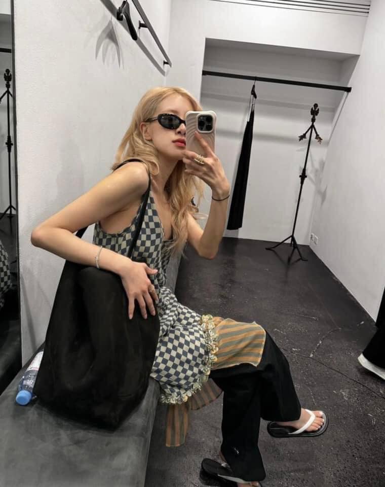 Rosé și-a ajustat constant rochia și a purtat ochelari de soare de la aeroport până la covorul roșu - Fotografia 11. Rosé chỉnh váy áo liên tục, đeo kính đen từ sân bay đến thảm đỏ- Ảnh 11.