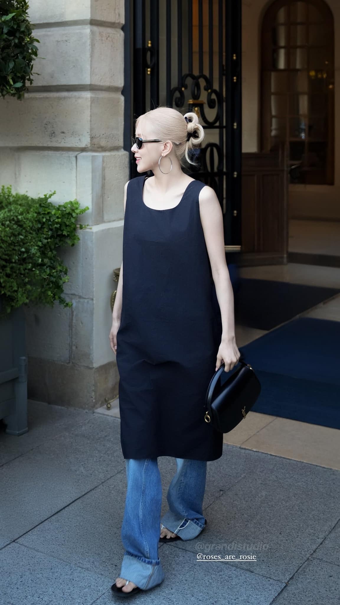 Rosé și-a ajustat constant rochia și a purtat ochelari de soare de la aeroport până la covorul roșu - Fotografia 8. Rosé chỉnh váy áo liên tục, đeo kính đen từ sân bay đến thảm đỏ- Ảnh 8.