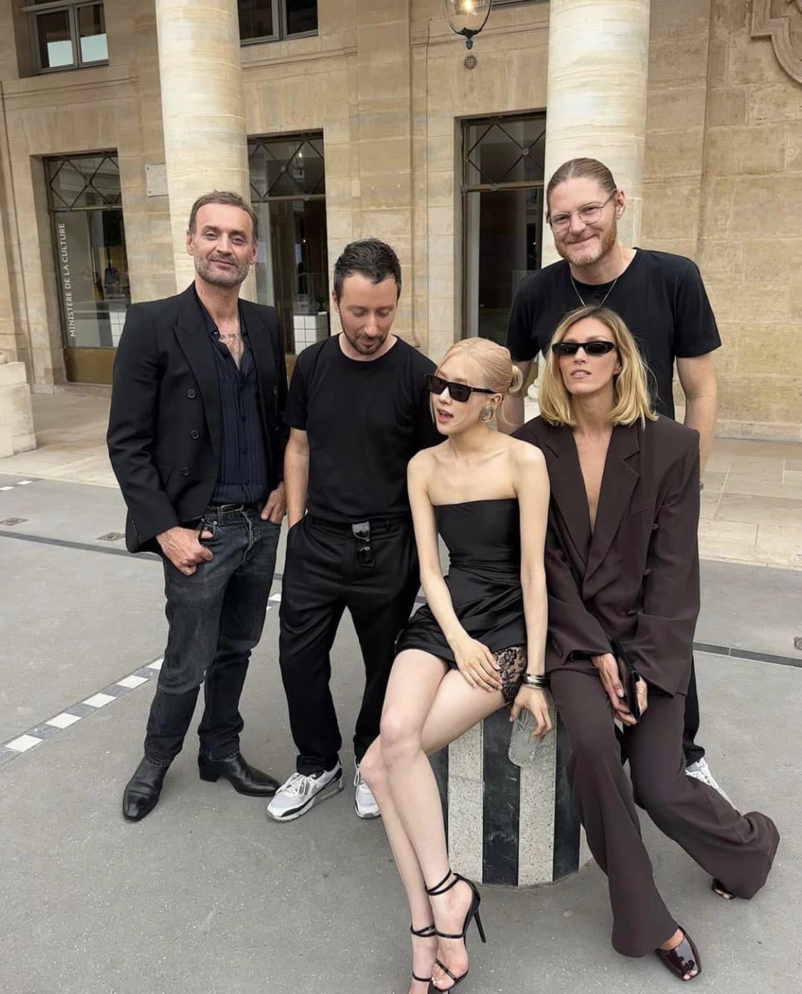 Rosé și-a ajustat constant rochia și a purtat ochelari de soare de la aeroport până la covorul roșu - Fotografia 2. Rosé chỉnh váy áo liên tục, đeo kính đen từ sân bay đến thảm đỏ- Ảnh 2.