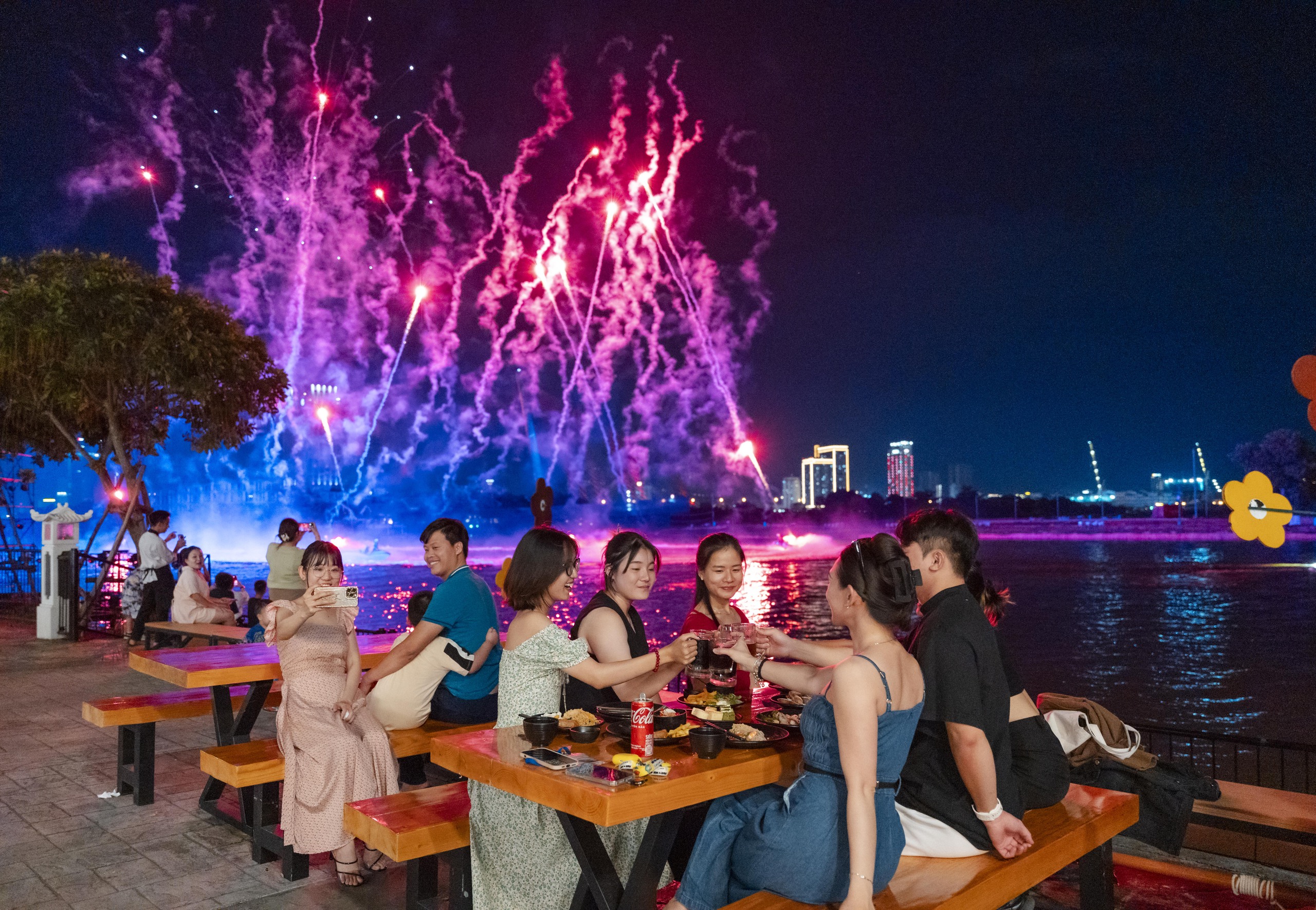 Ngắm pháo hoa hàng đêm từ bàn ăn - trải nghiệm đặc quyền tại Da Nang Downtown- Ảnh 4.