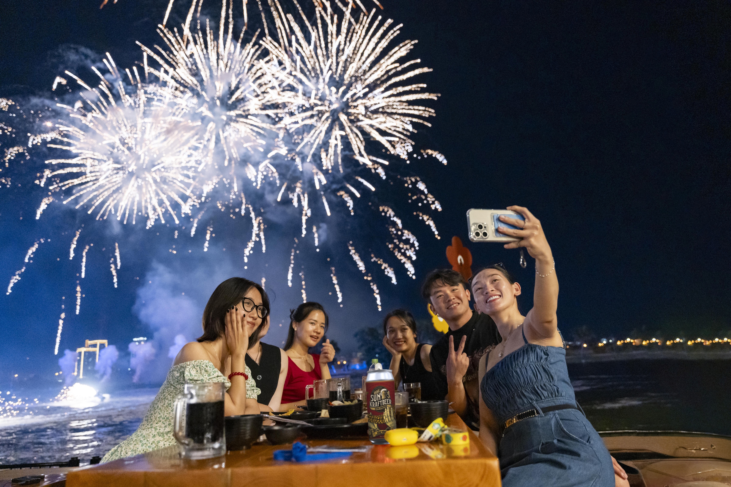 Ngắm pháo hoa hàng đêm từ bàn ăn - trải nghiệm đặc quyền tại Da Nang Downtown- Ảnh 3.