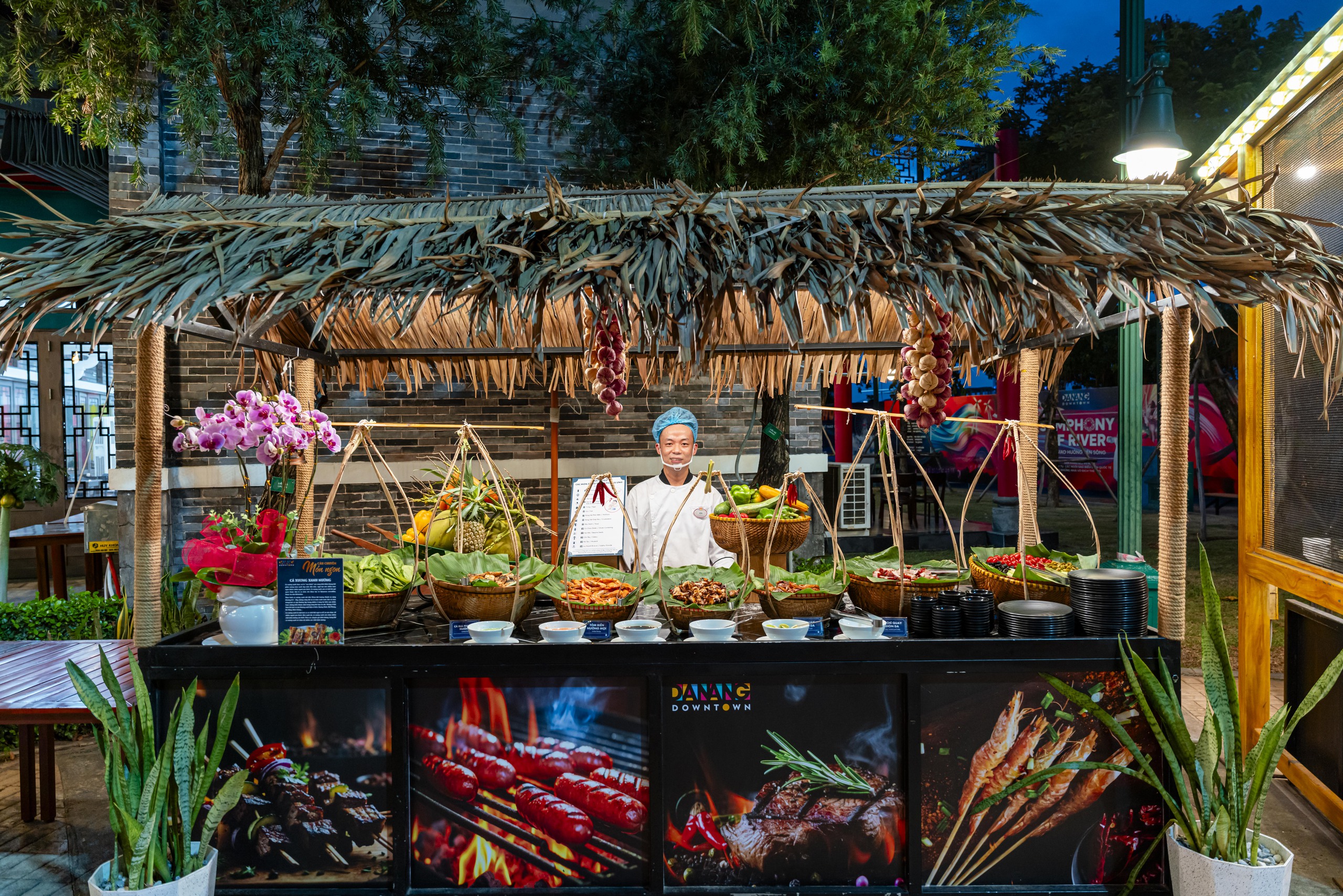 Ngắm pháo hoa hàng đêm từ bàn ăn - trải nghiệm đặc quyền tại Da Nang Downtown- Ảnh 1.